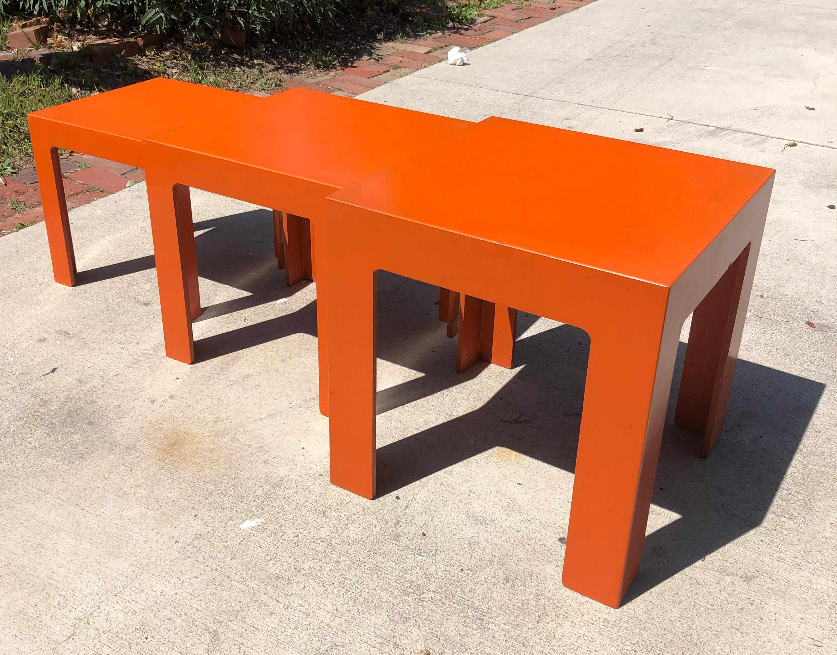 Américain Tables cubiques empilables Hermès en stratifié orange des années 1960 en vente