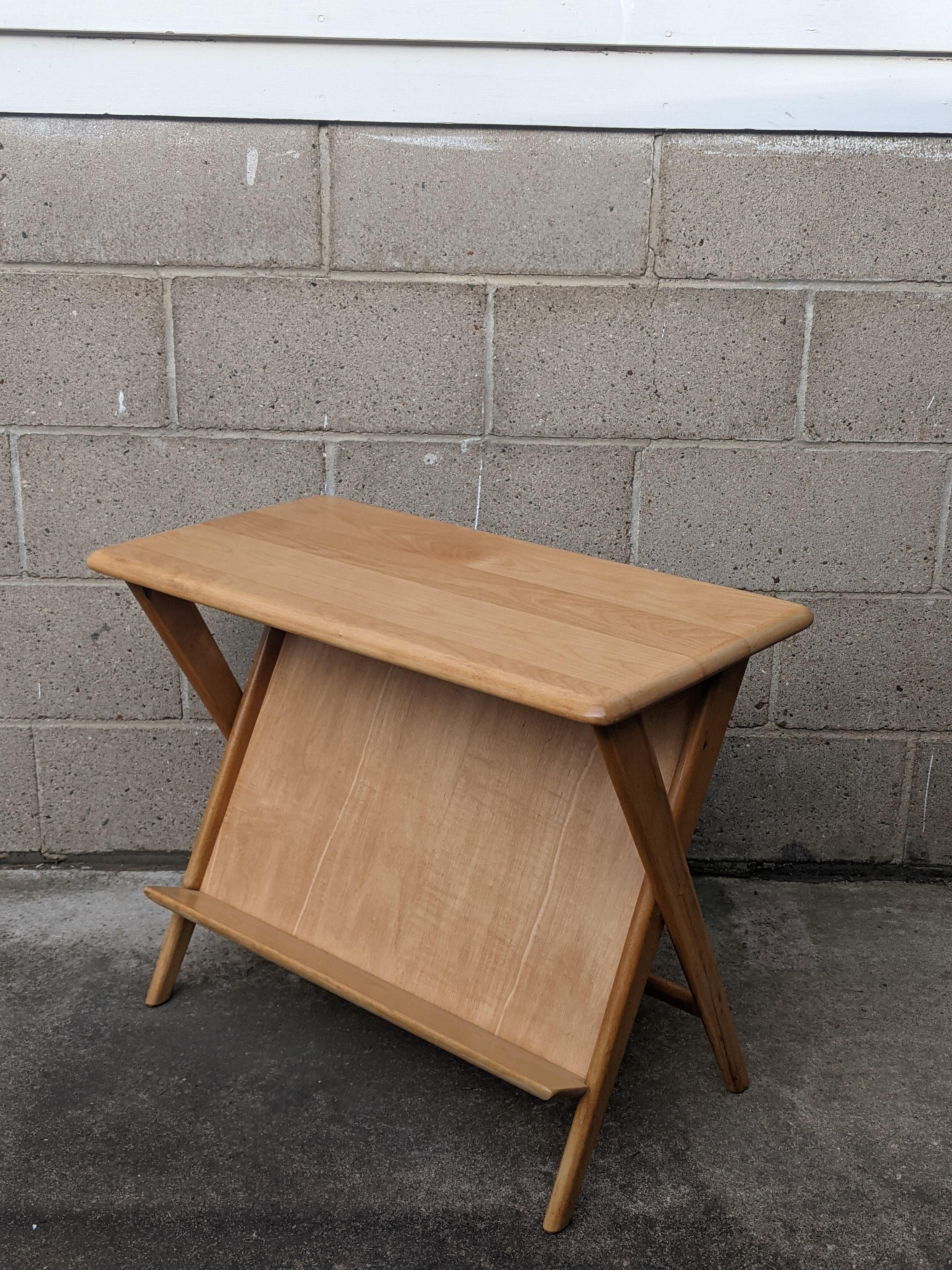 American 1960s Heywood Wakefield M503 Magazine Table For Sale