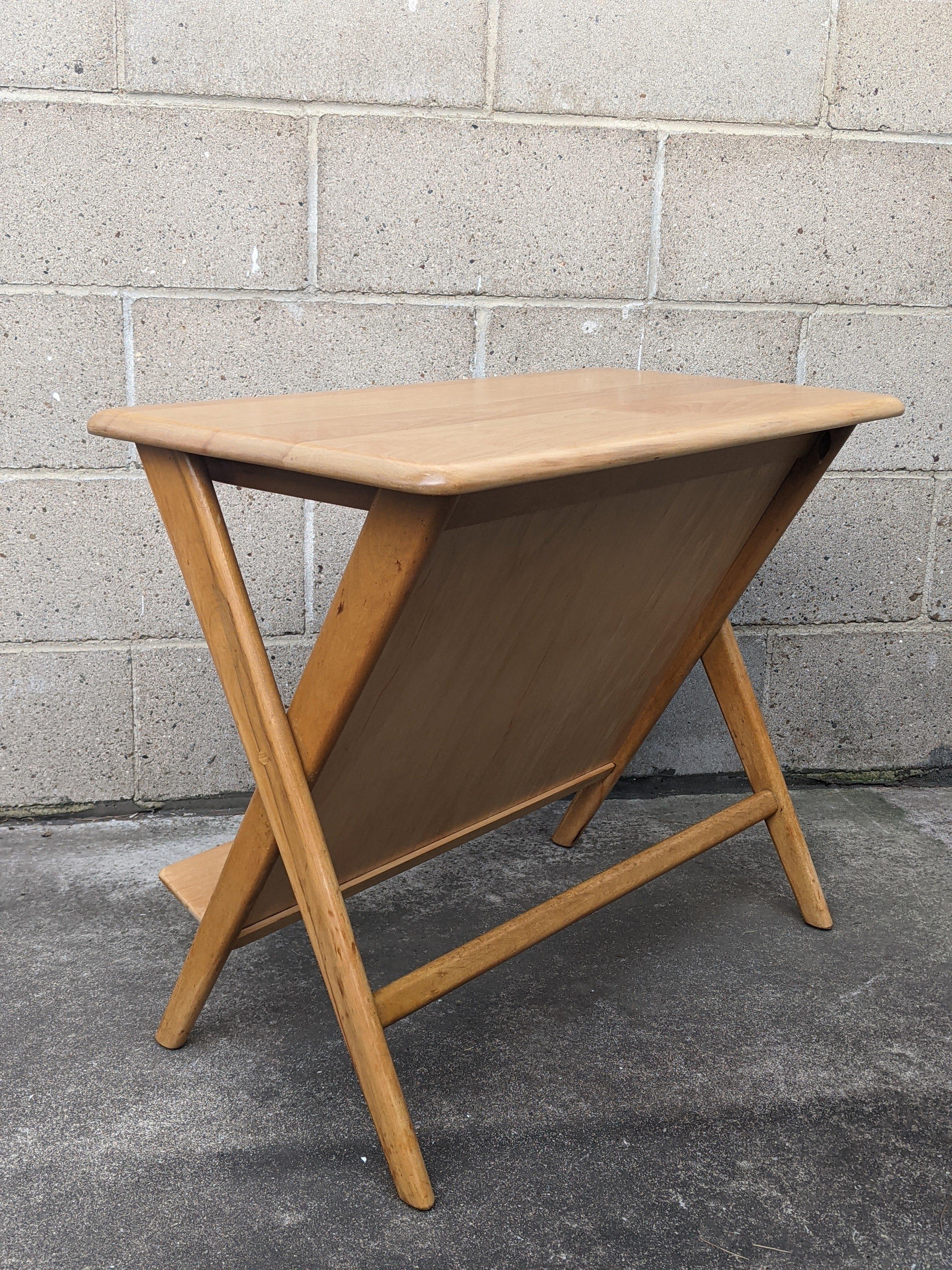 1960s Heywood Wakefield M503 Magazine Table In Good Condition For Sale In Cedar Falls, IA