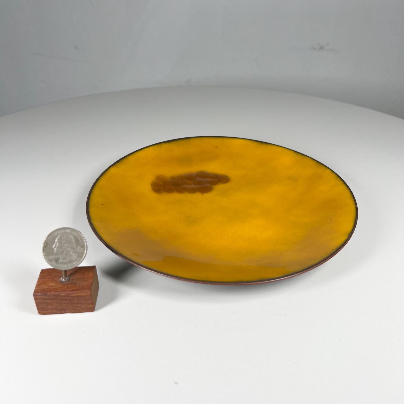 Mid-Century Modern Assiette en émail jaune d'art moderniste abstrait Hildegard avec raisins signée, années 1960 en vente
