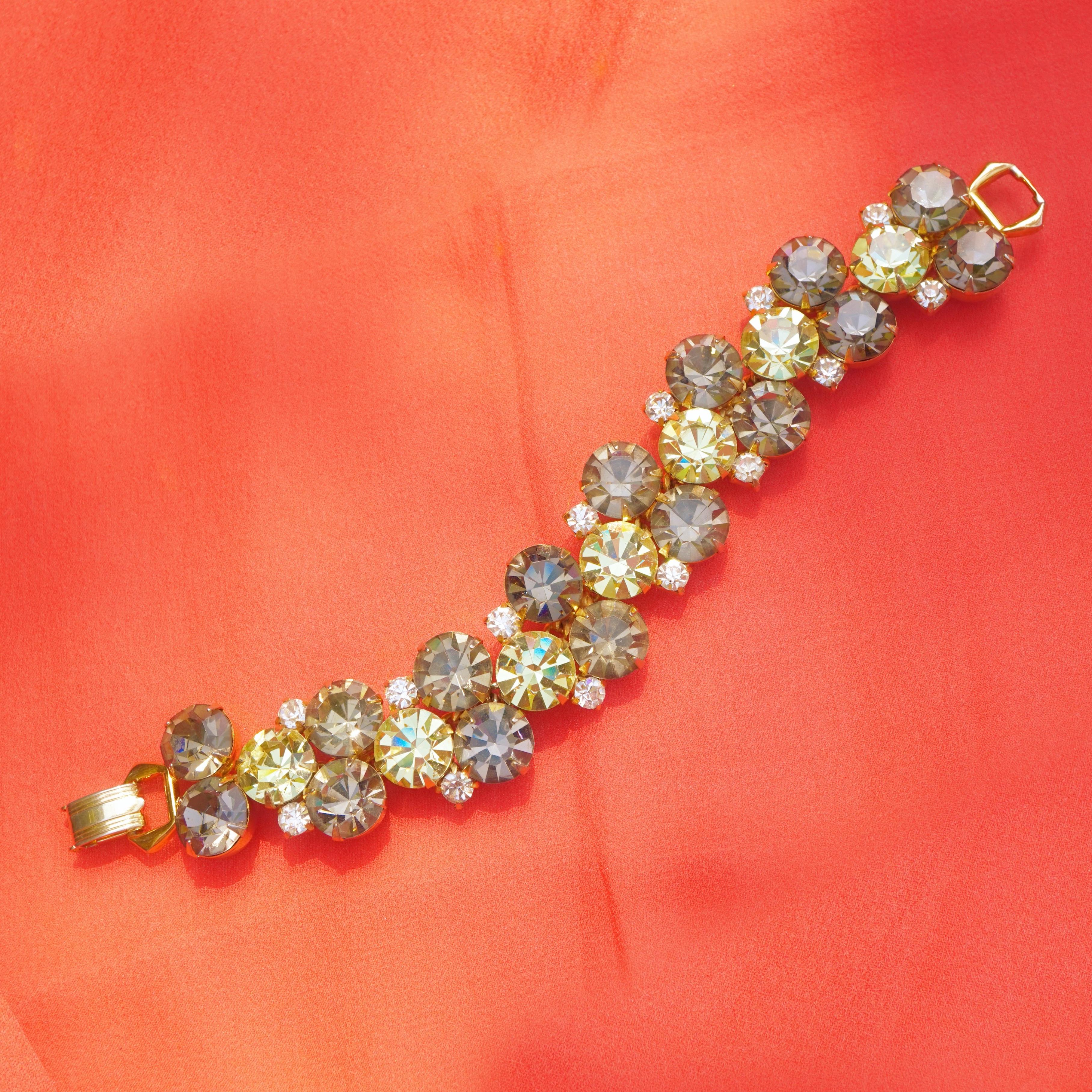 Hobé Grüner Strass Parure mit Halskette, Armband und Ohrringen, signiert, 1960er Jahre im Zustand „Hervorragend“ im Angebot in McKinney, TX