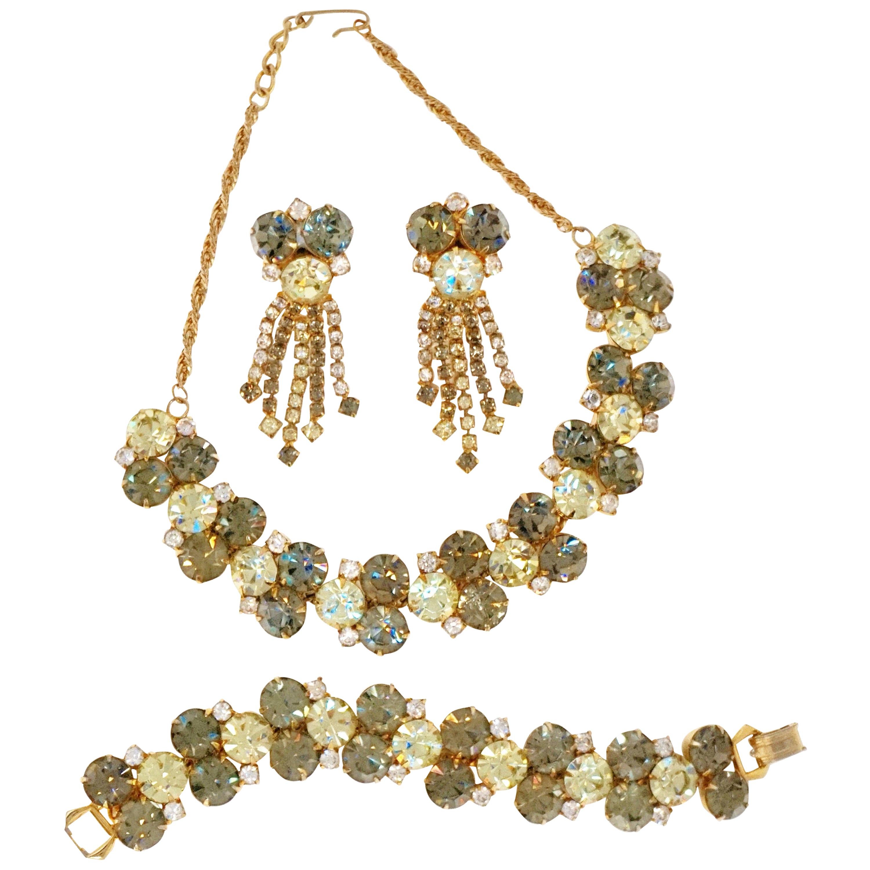 Parure en strass vert Hobé des années 1960 avec collier, bracelet et boucles d'oreilles, signé