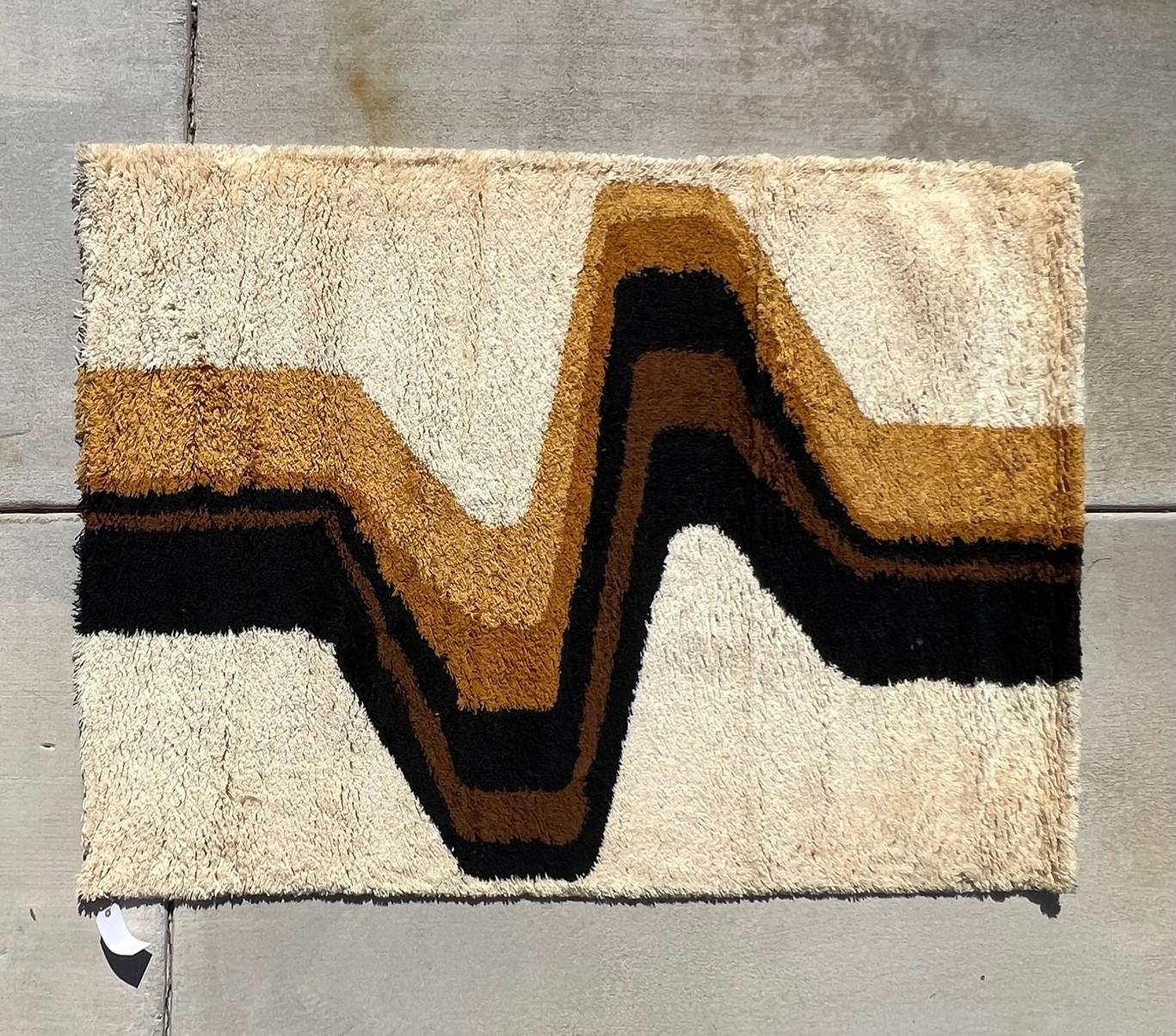 From a crazy collection that was kept in storage for decades!
All new UNUSED vintage 60's/70's Rugs!

WILTON Lightening Yellow Rust Brown Rya Rug

Creator: Hojer Eksport Wilton

100% Authentic!!!



Condition: New with tags, unused vintage