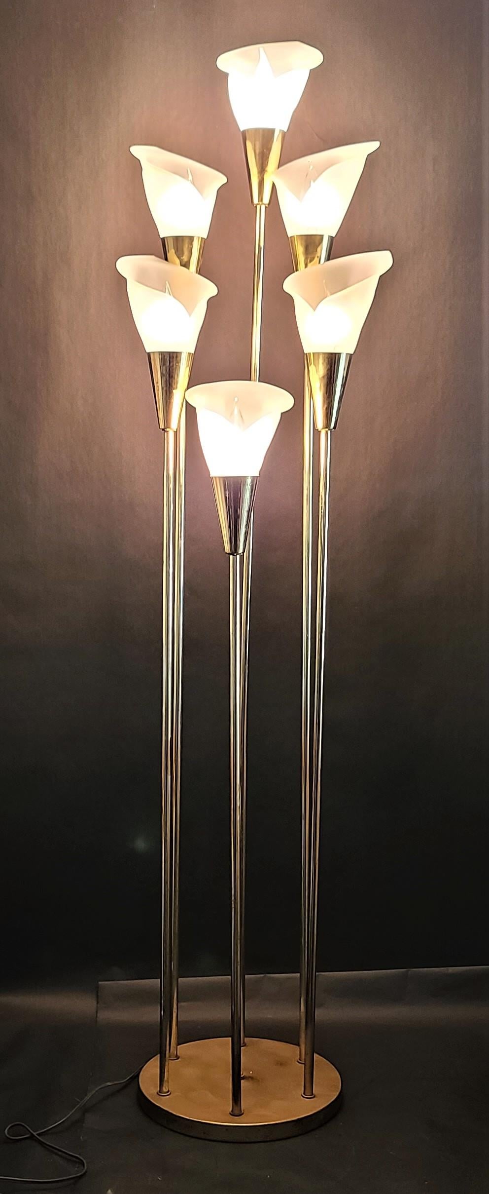 Offering one of our recent Palm Beach Estate fine lighting acquisitions of a
1960s Hollywood Regency 6 light white calla lily flower brass floor lamp 58