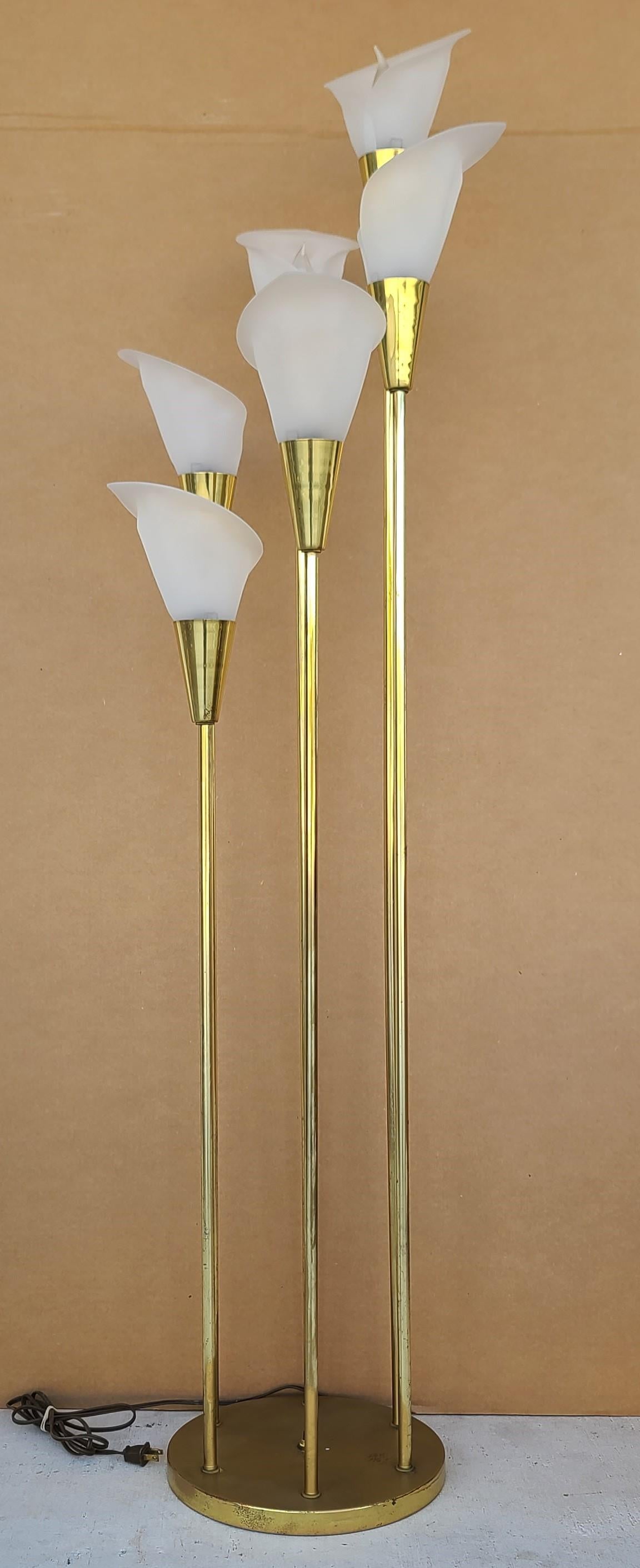 1960s Hollywood Regency 6 Light White Calla Lily Flower Brass Floor Lamp In Good Condition In Lake Worth, FL