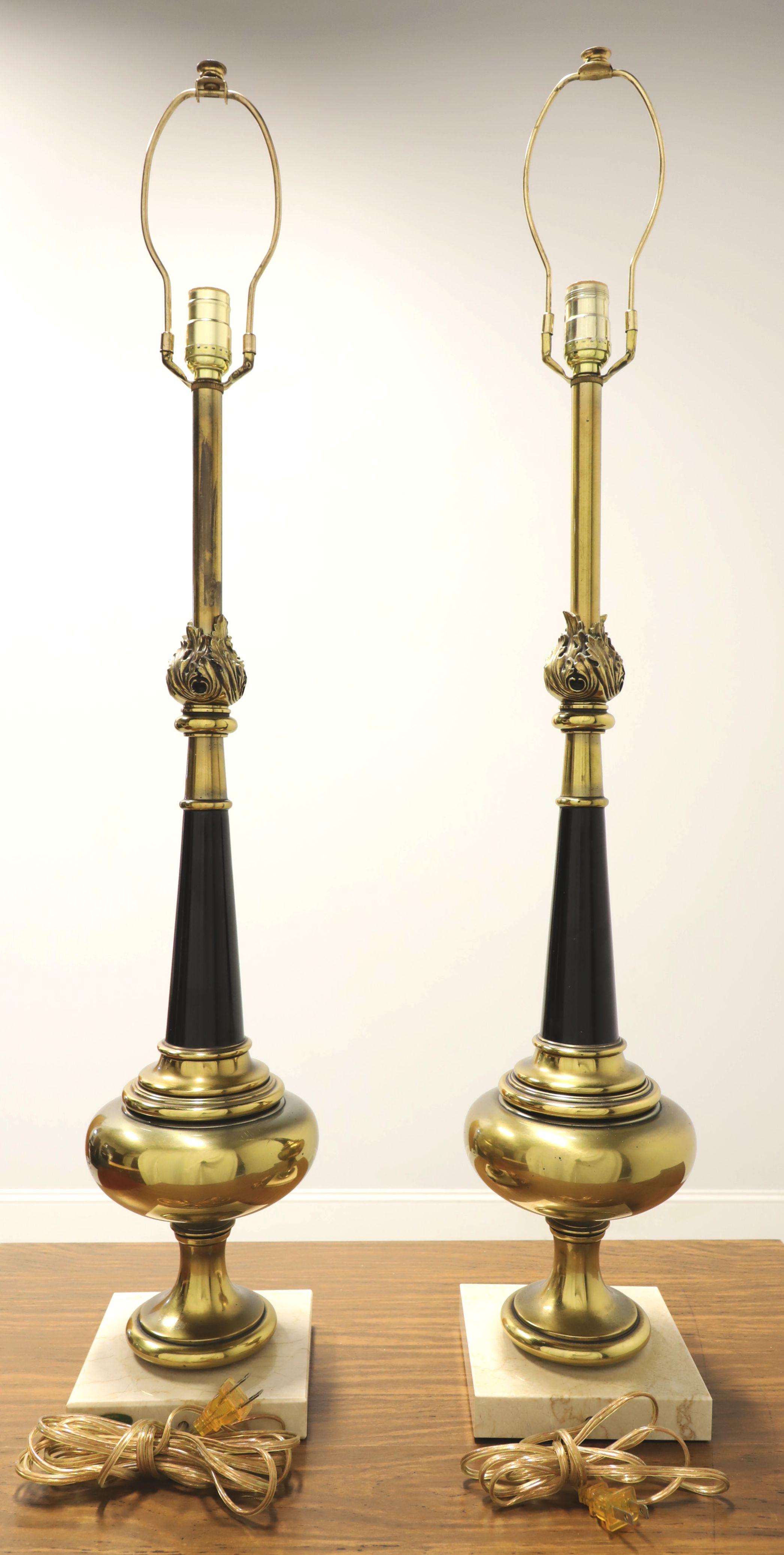 Américain Paire de lampes de table des années 1960 à base de marbre noir et laiton - Hollywood Regency en vente