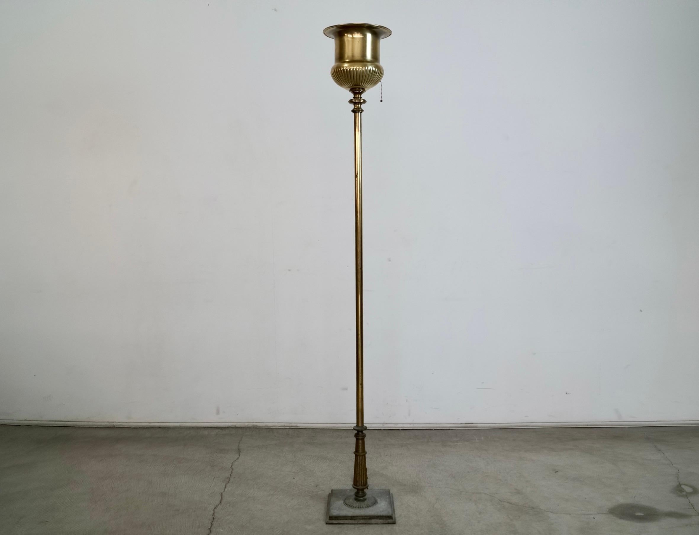 Lampada da terra a torcia Hollywood Regency d'epoca in vendita. Prodotto alla fine degli anni '60/'70 da Stiffel, un'azienda di design per l'illuminazione di alto livello, conserva ancora l'etichetta originale. Ha un interruttore a catena ed è una