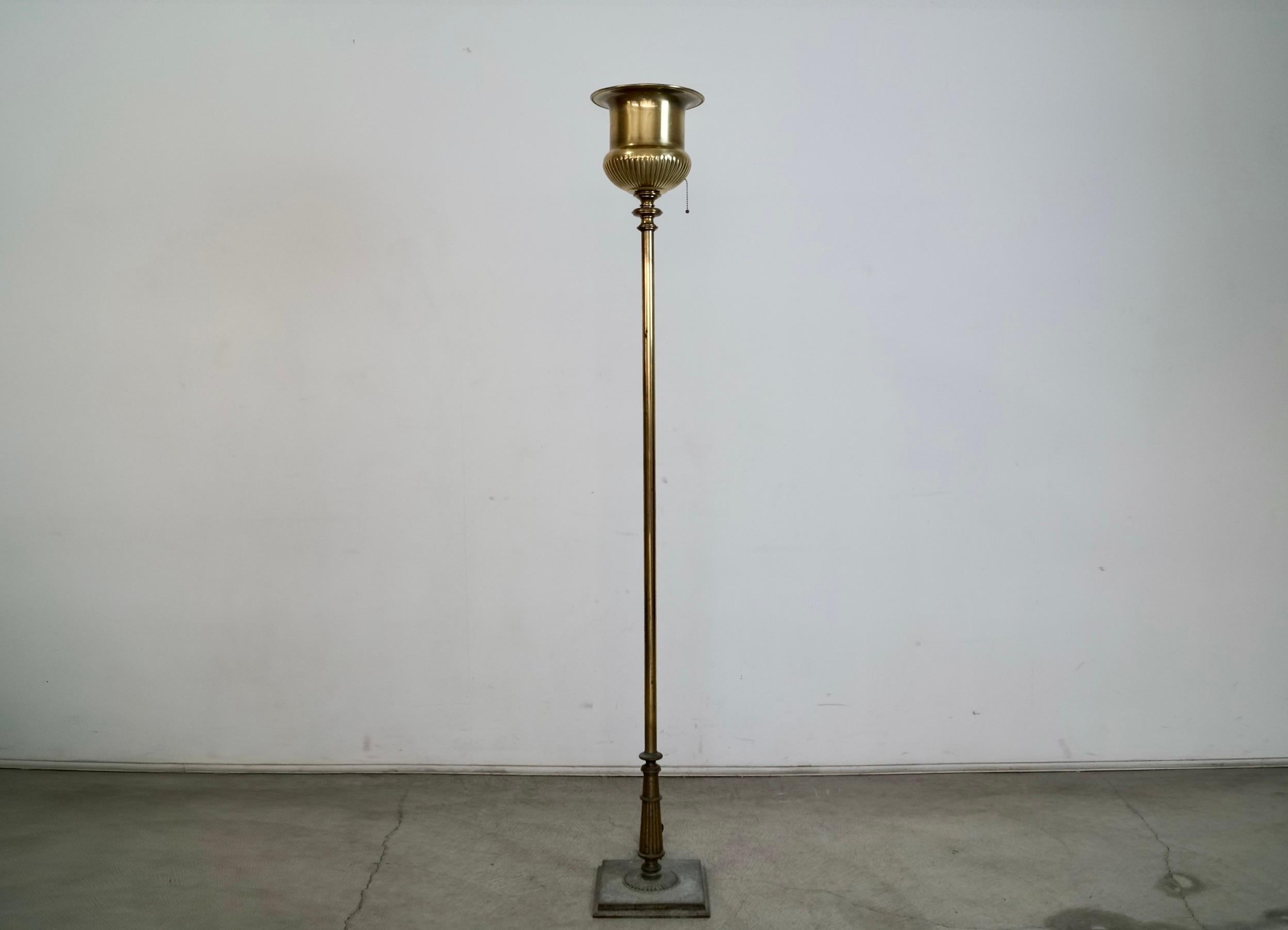 Americano Lampada da terra Torchiere in ottone Hollywood Regency degli anni '60 di Stiffel in vendita