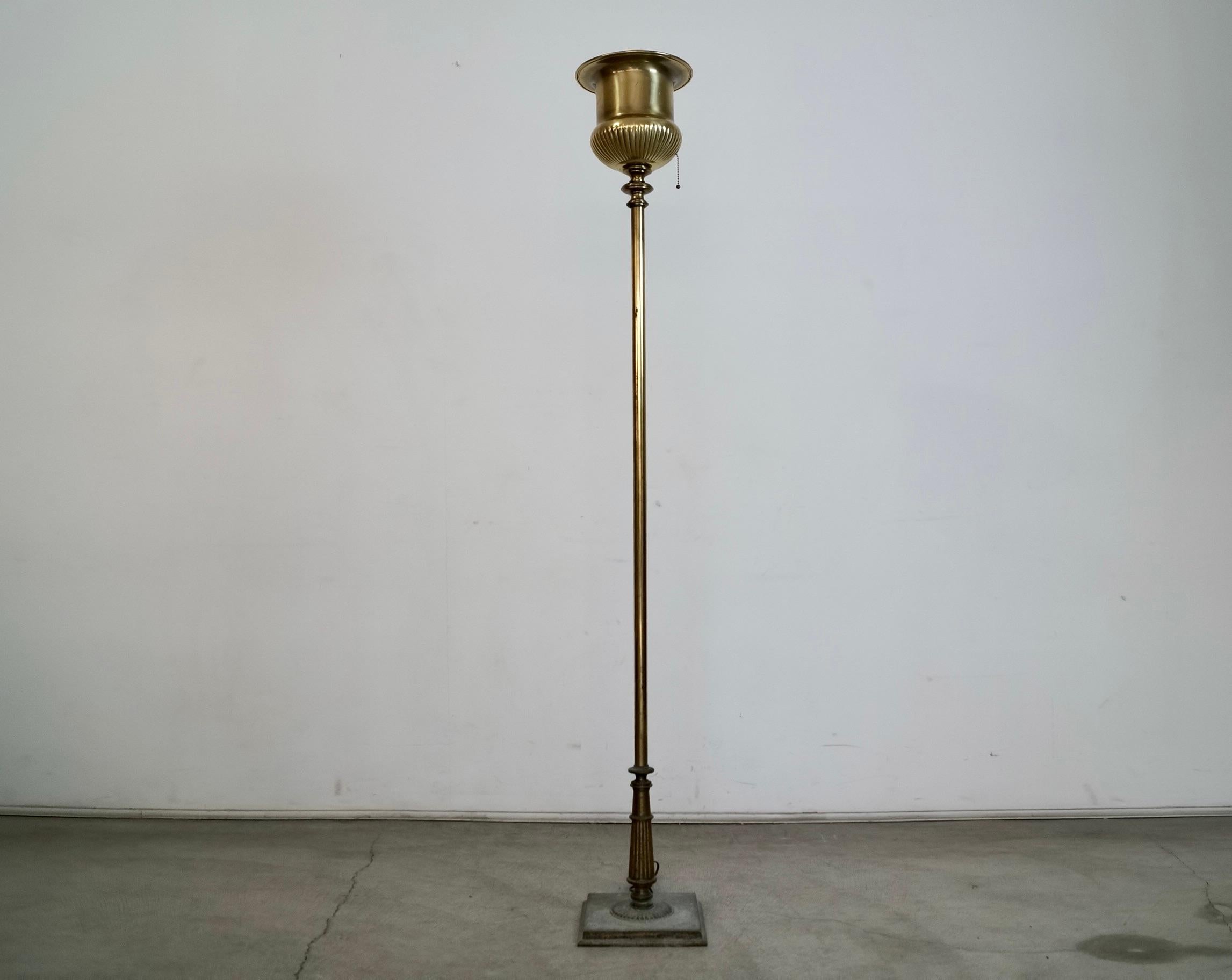 Lampada da terra Torchiere in ottone Hollywood Regency degli anni '60 di Stiffel In condizioni buone in vendita a Burbank, CA