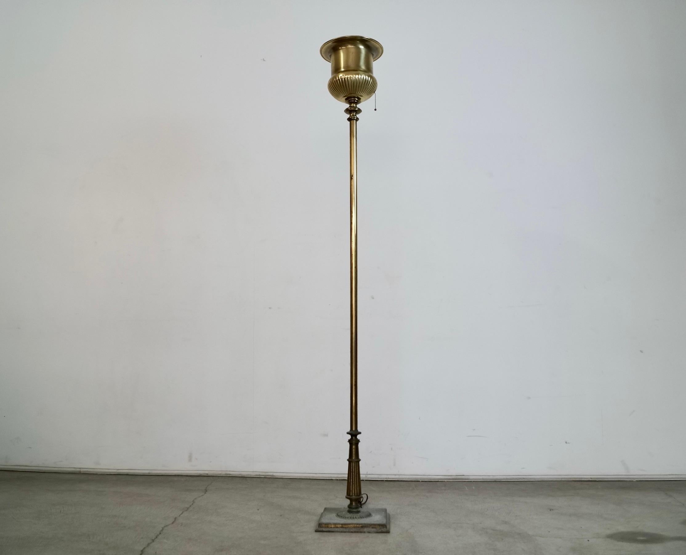 Metà XX secolo Lampada da terra Torchiere in ottone Hollywood Regency degli anni '60 di Stiffel in vendita