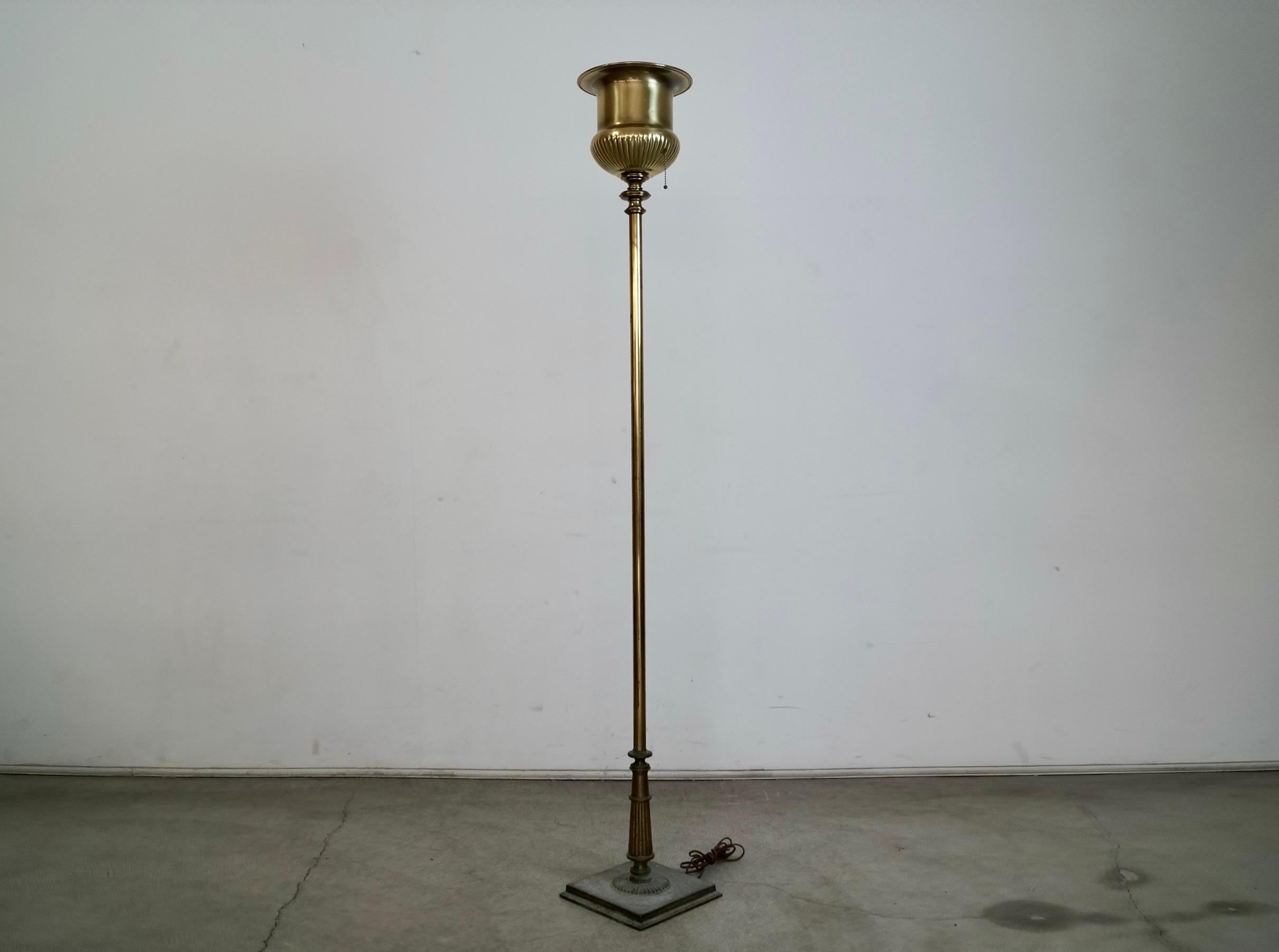 Ottone Lampada da terra Torchiere in ottone Hollywood Regency degli anni '60 di Stiffel in vendita