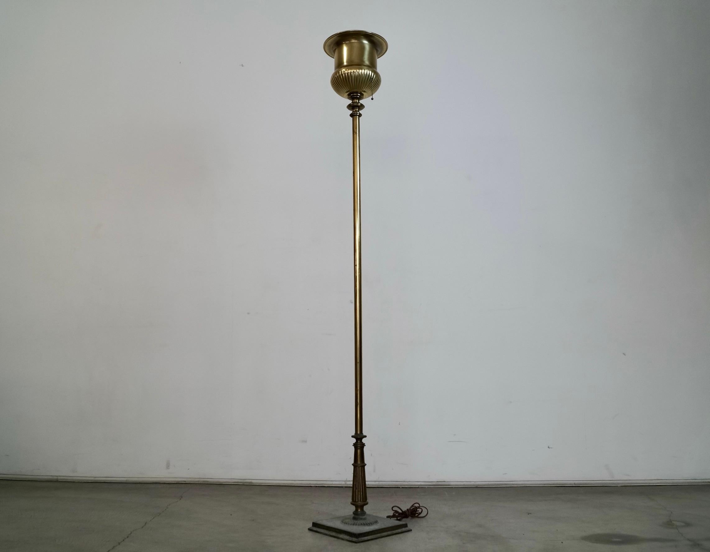 Lampada da terra Torchiere in ottone Hollywood Regency degli anni '60 di Stiffel in vendita 1