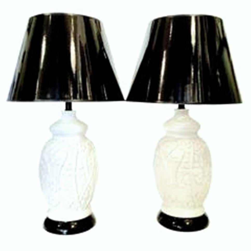 1960s Hollywood Regency pair of bright white large ceramic glaze ginger jar style high relief faux bamboo table lamps. Features a bright whit high relief faux bamboo motif with black ceramic base and original brass fittings. Includes a pair of brass
