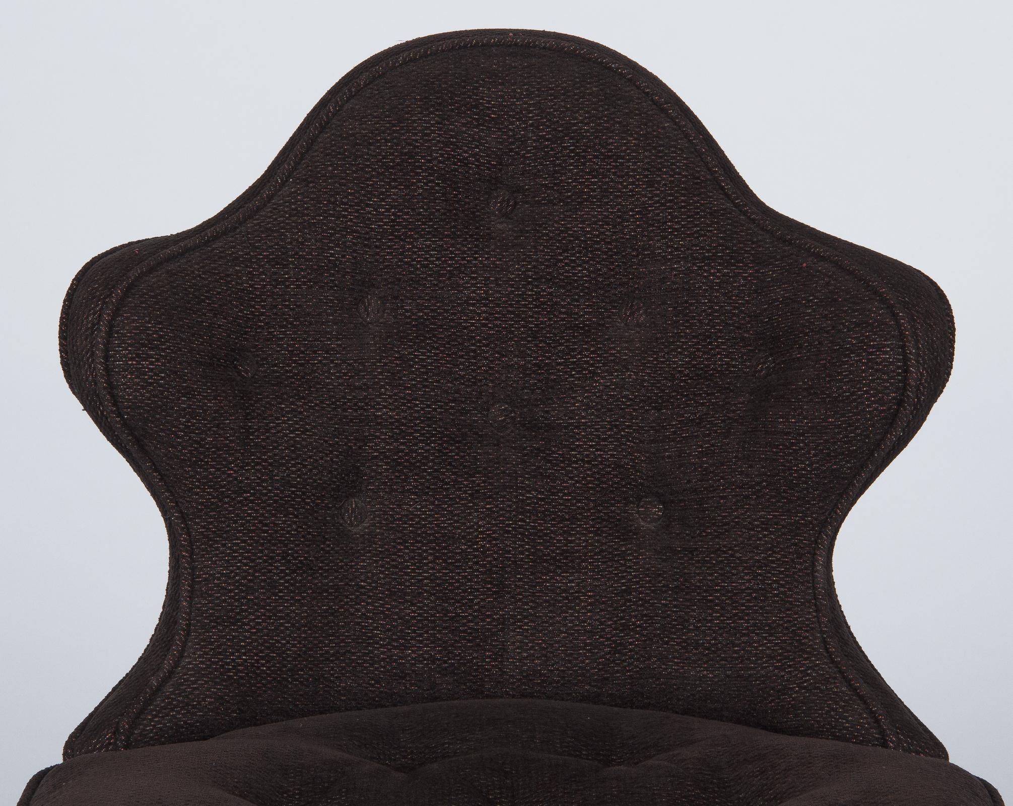 1960s Hollywood Regency Crest-Back Button-Tufted Chair In Good Condition In Austin, TX