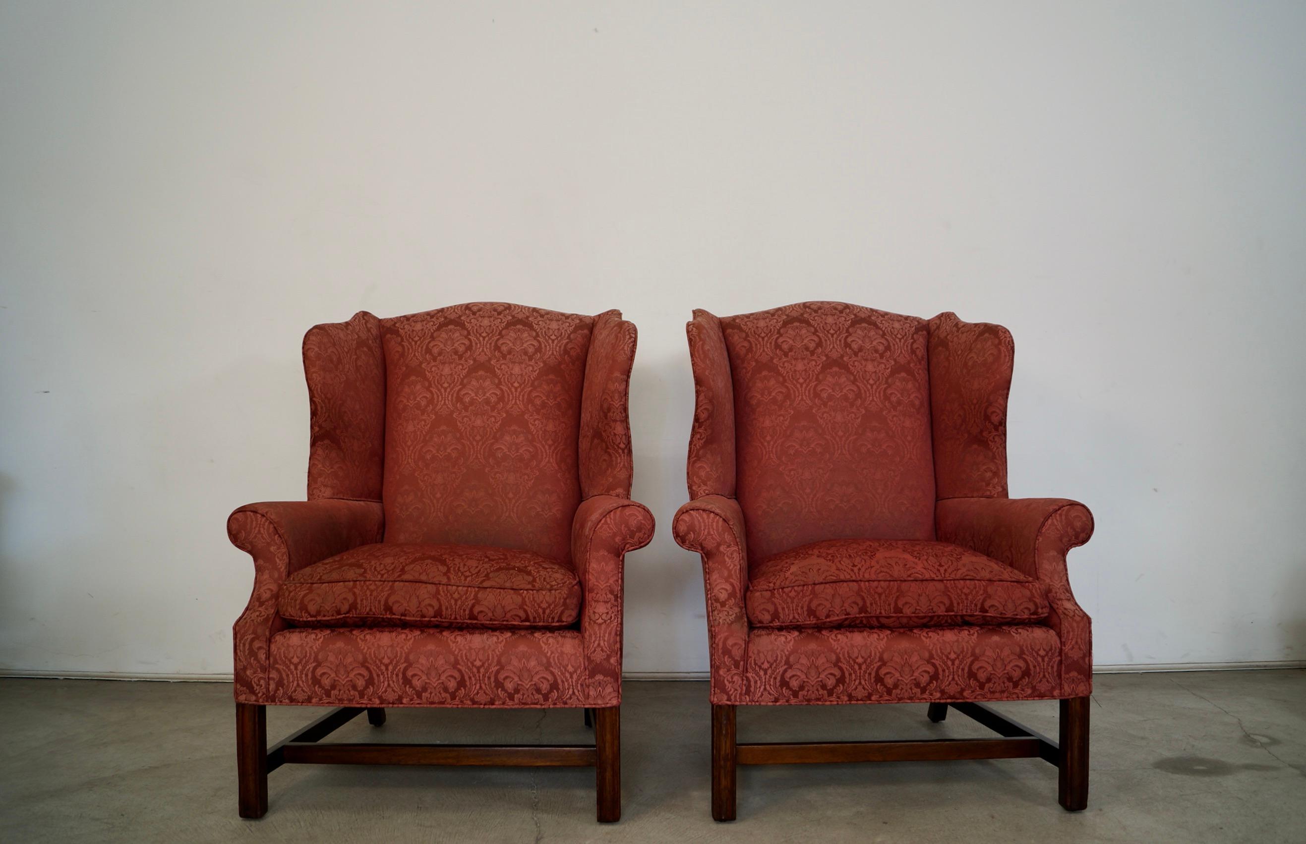 Paire de fauteuils à oreilles vintage à vendre. Ces chaises datent des années 1960 et sont de très grande qualité. Les sièges sont équipés de ressorts hélicoïdaux et les coussins d'assise sont garnis de duvet. Construction incroyablement solide sur