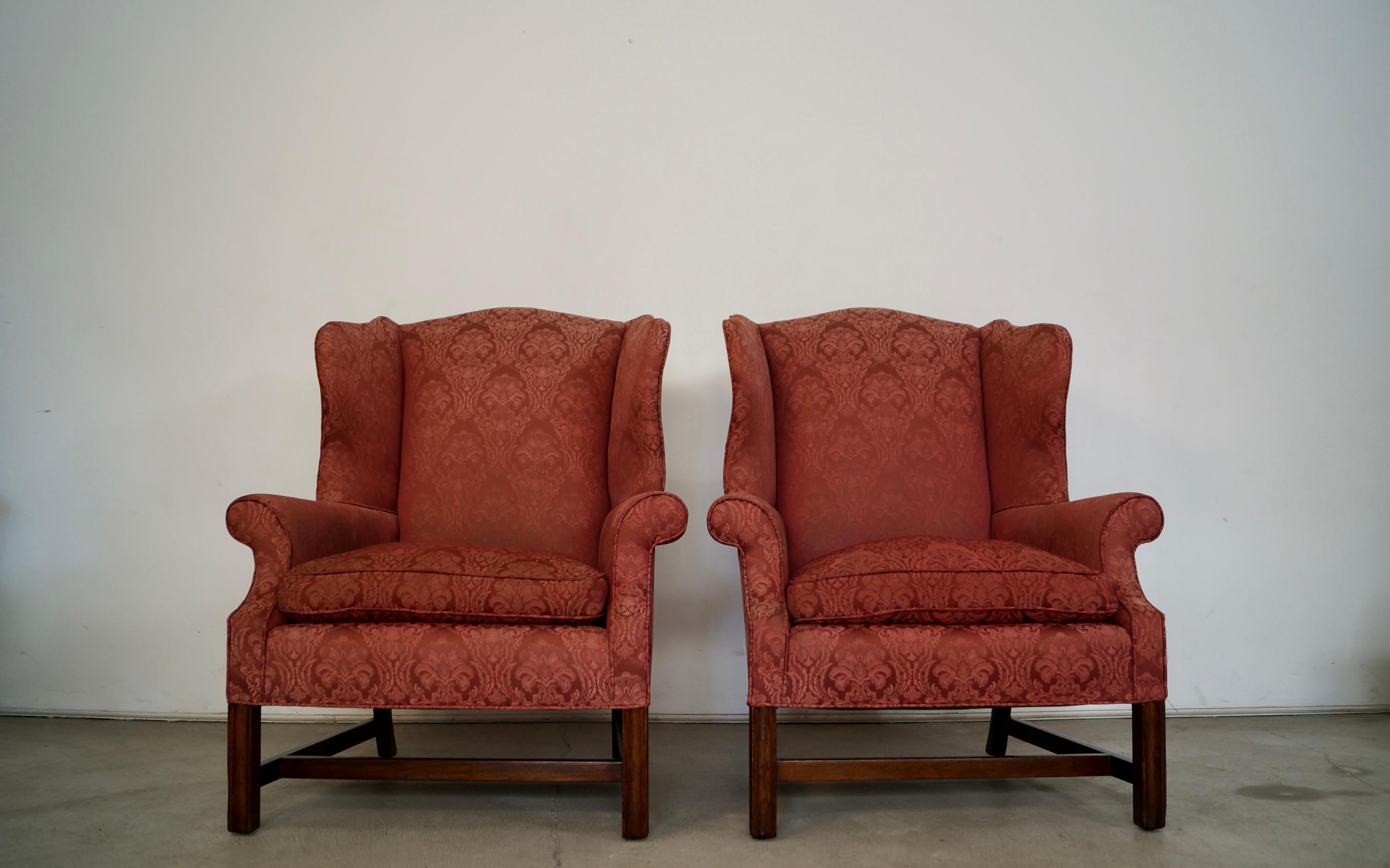 Fédéral Paire de chaises Wingback de style fédéral Hollywood Regency des années 1960 en vente