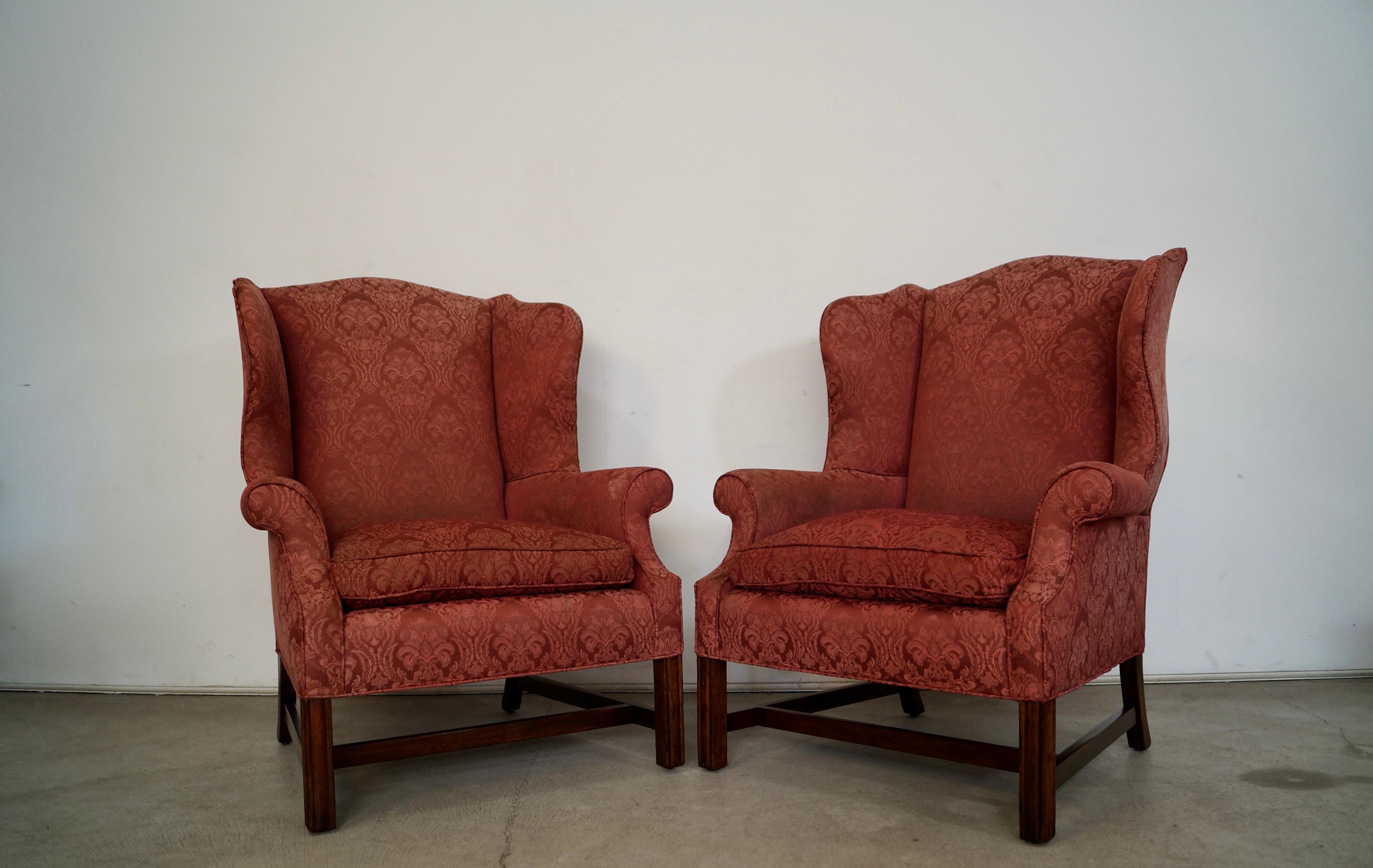 Américain Paire de chaises Wingback de style fédéral Hollywood Regency des années 1960 en vente