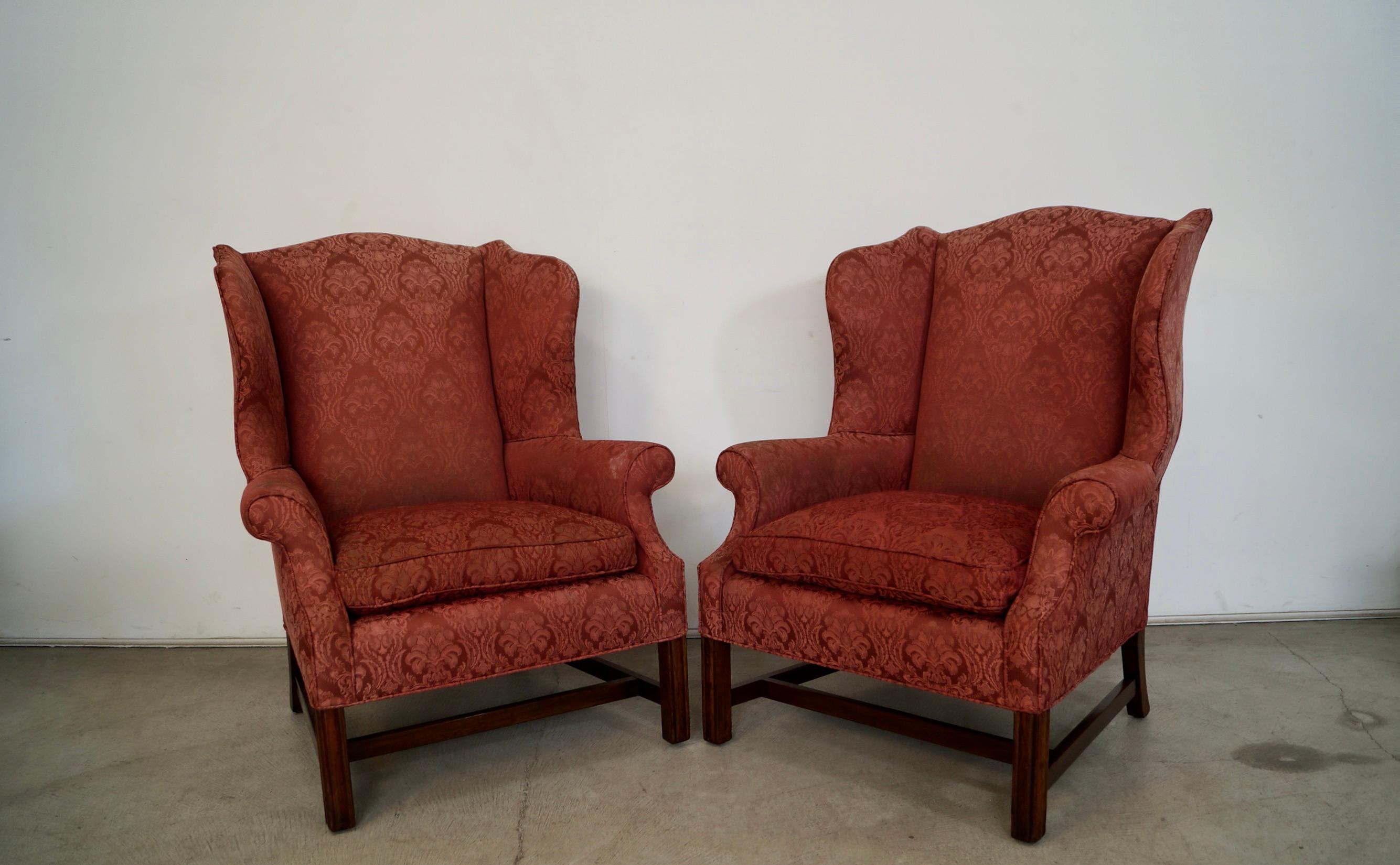 Paire de chaises Wingback de style fédéral Hollywood Regency des années 1960 État moyen - En vente à Burbank, CA