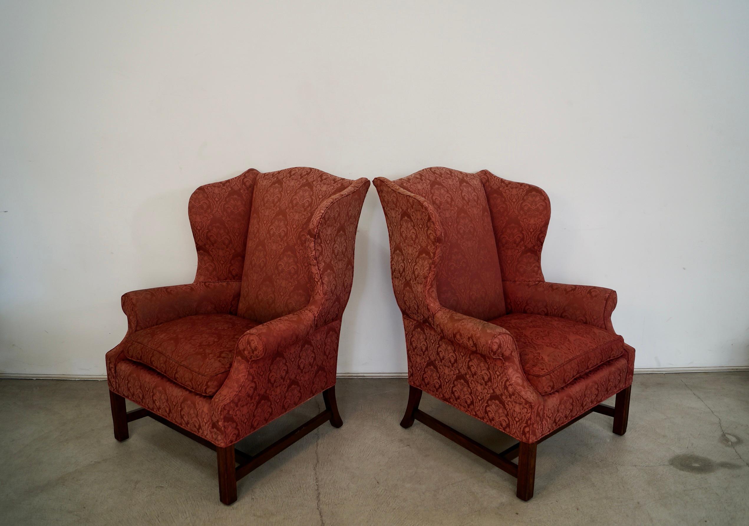 Milieu du XXe siècle Paire de chaises Wingback de style fédéral Hollywood Regency des années 1960 en vente