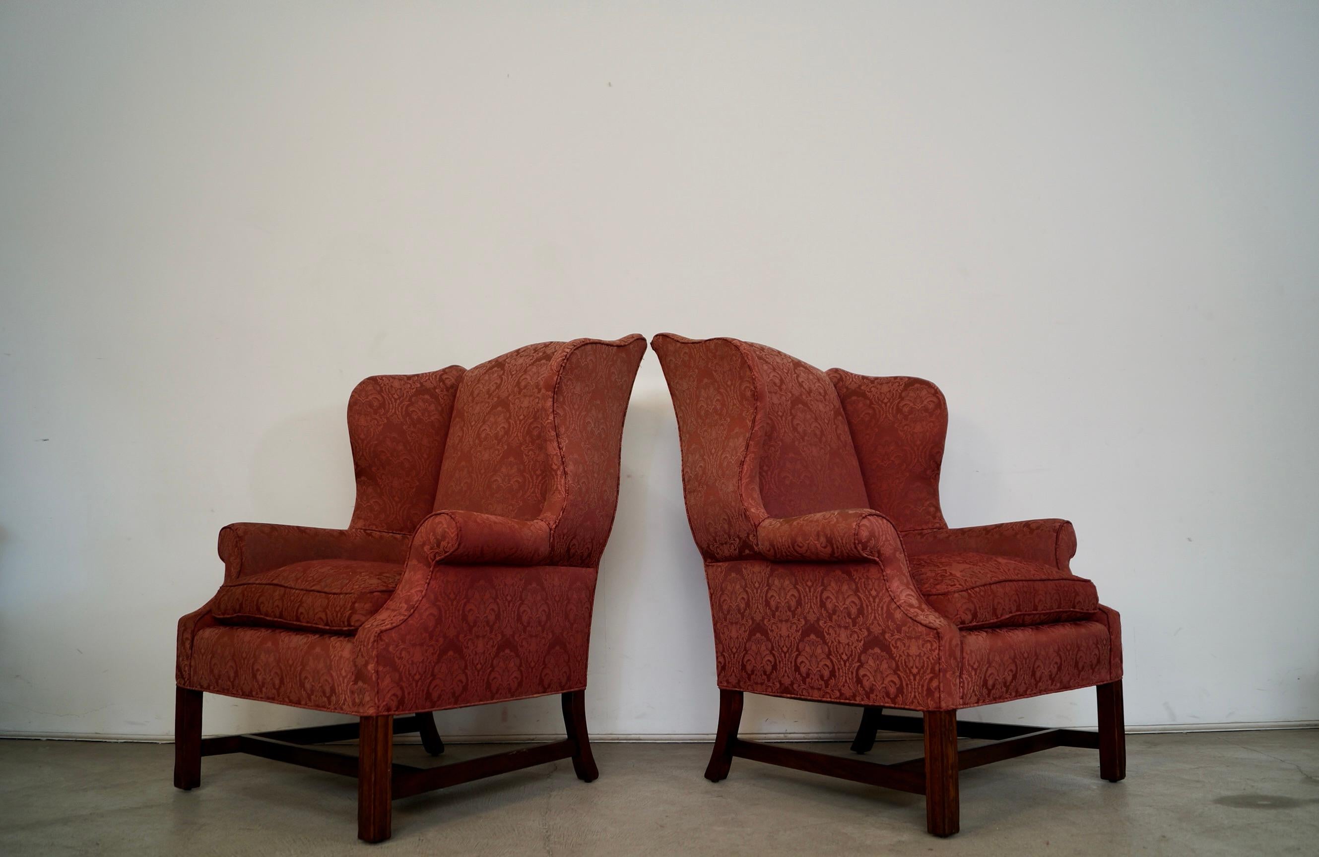 Tissu Paire de chaises Wingback de style fédéral Hollywood Regency des années 1960 en vente