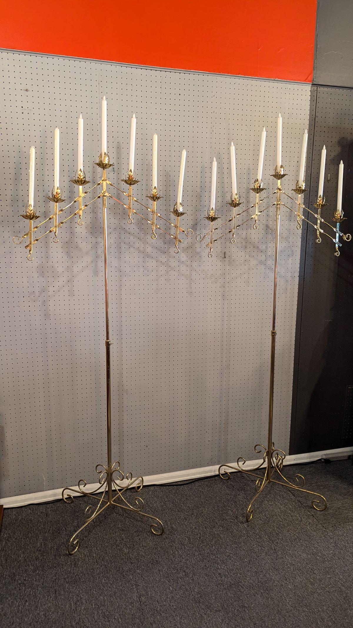 Paire de chandeliers de sol en finition laiton Hollywood Regency, entièrement réglables en hauteur et en position de bras, avec sept bougies chacun. Les bases mesurent 26