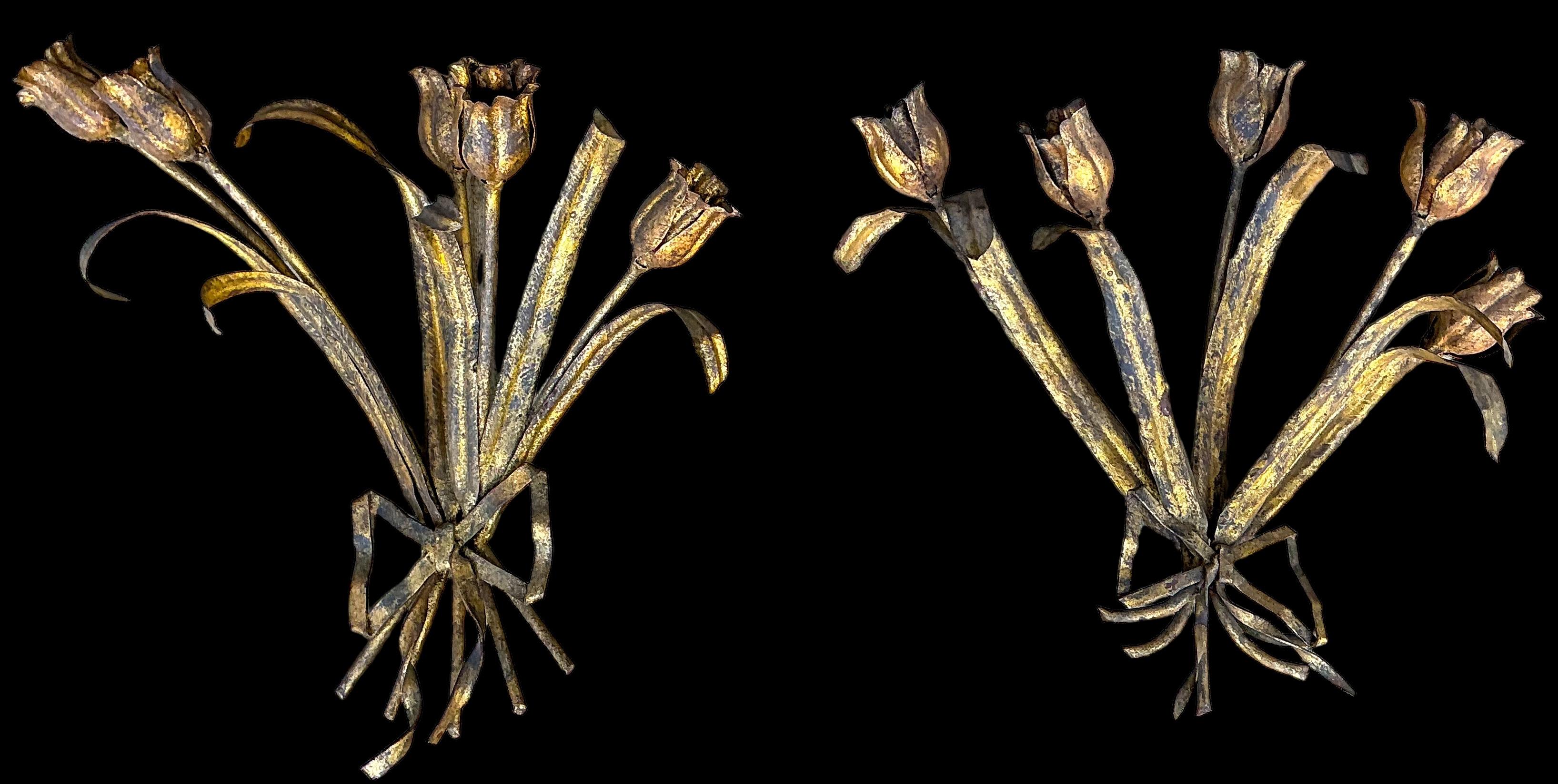 This is a pair / set of Hollywood Regency Era Italian gilt metal tulip bouquet wall sconces. They date to the 1960s and are unmarked. 
They have general age wear.