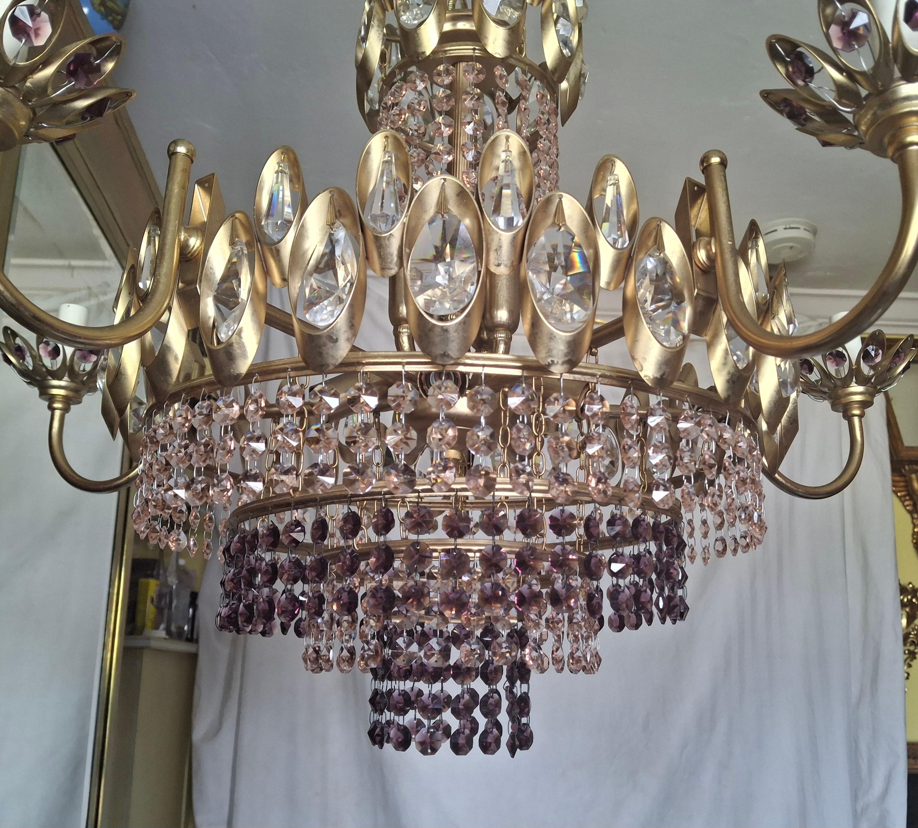 Lampadario a cascata in cristallo rosa e ametista con cornice in ottone del 1960 di Palwa. Questo lampadario a 15 luci è un pezzo unico che domina la stanza. Dettaglio a forma di fiore, bobesche con centri di cristallo ametista. Tutti i cristalli