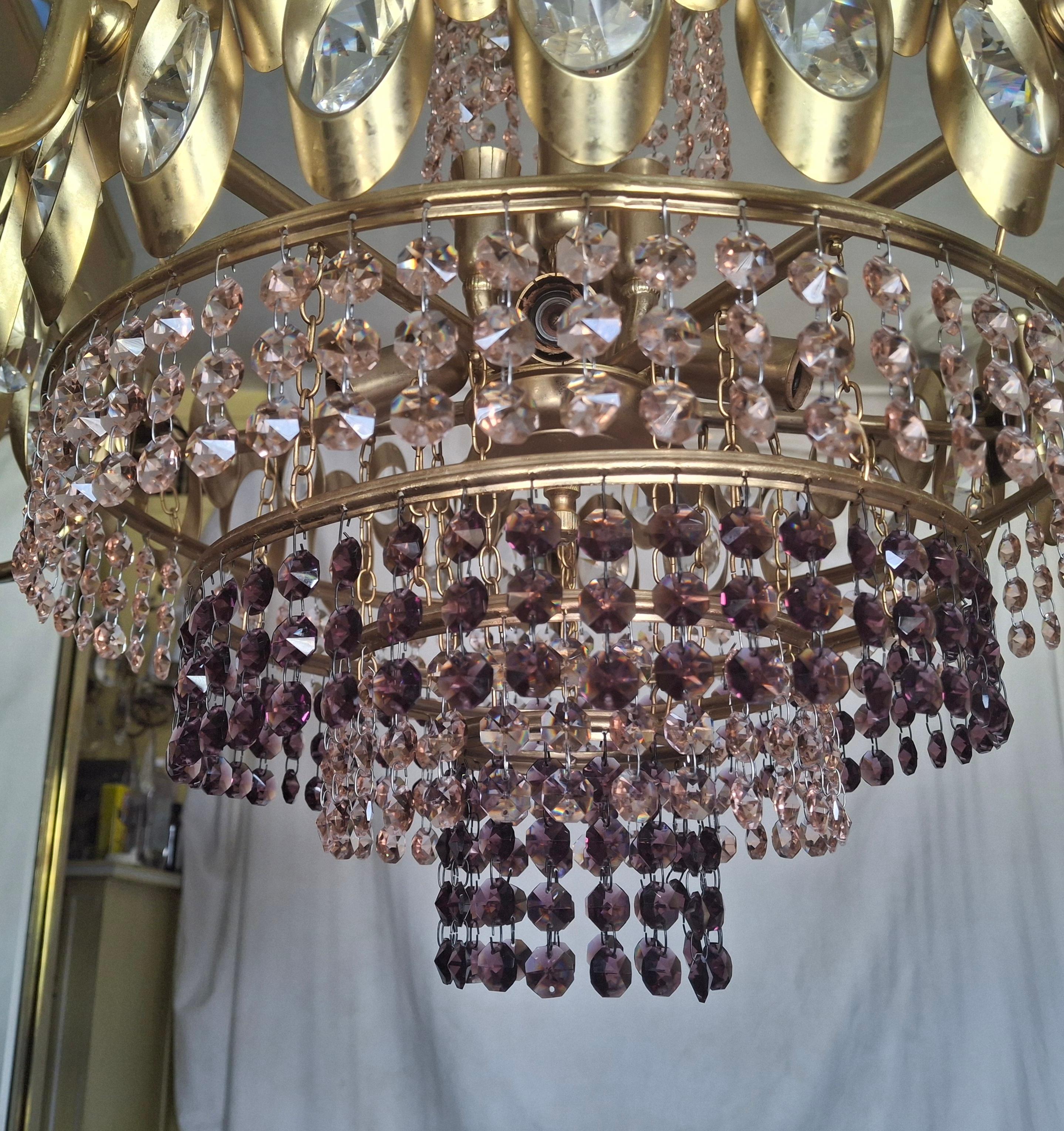 Metà XX secolo Lampadario a 15 luci Hollywood Regency del 1960 in cristallo rosa e ametista di Palwa in vendita
