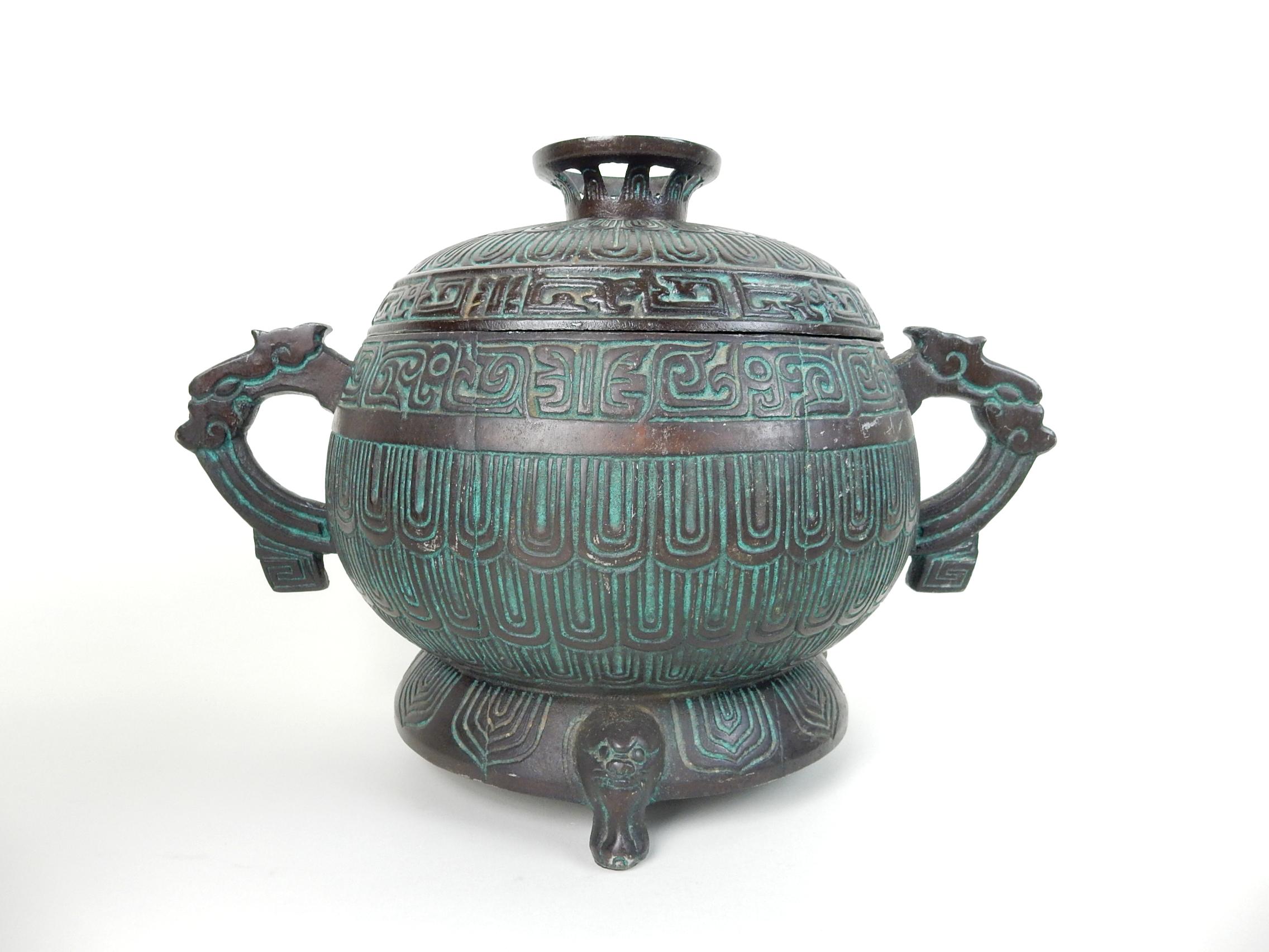 Ensemble d'articles de bar de la dynastie chinoise Shiang, vers les années 1960.
Souvent attribué au design de James Mont, ce set fait partie de la ligne Getz Bros CO. of Taiwan Legacy.
Conçue pour faire des œuvres d'art chinoises anciennes un