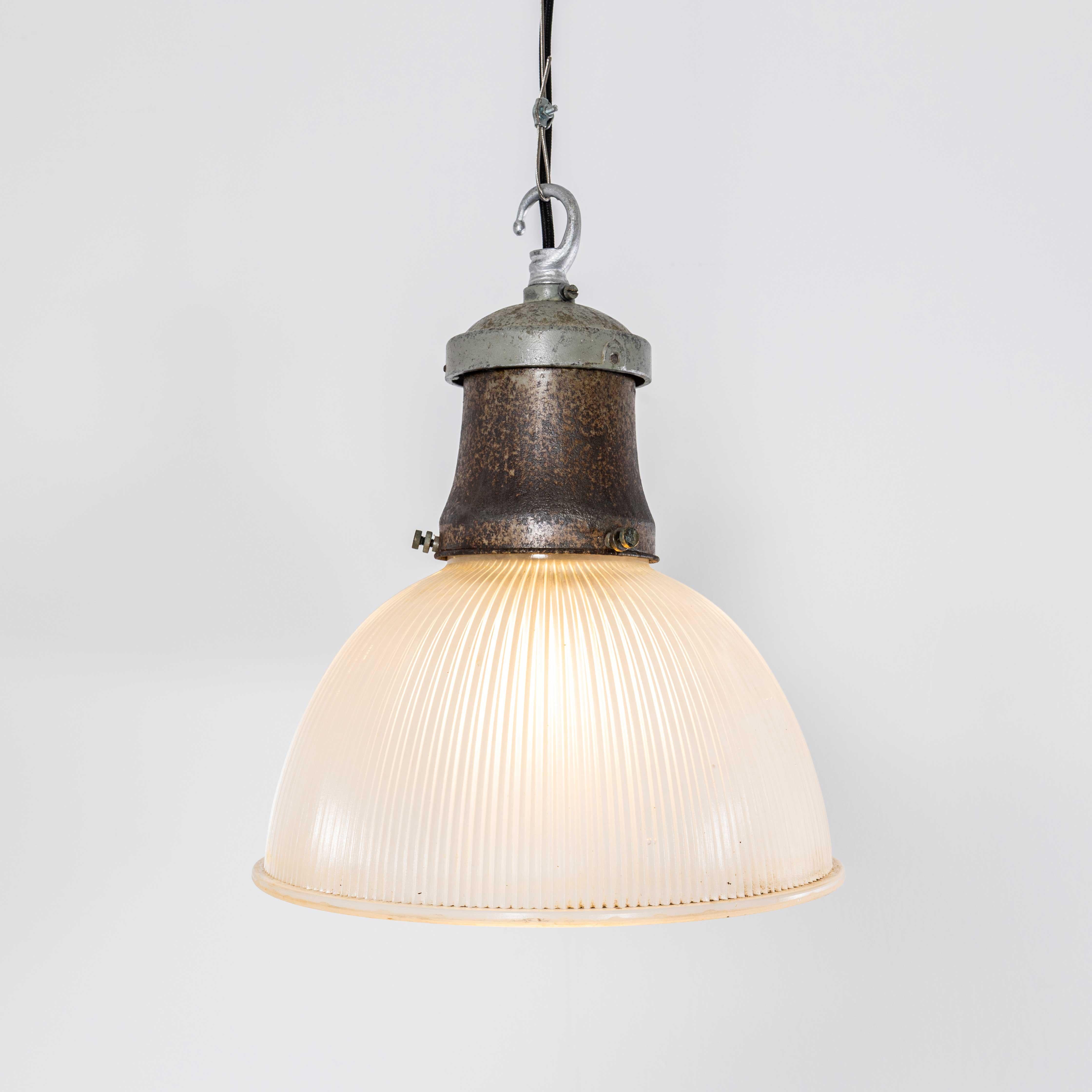 Lámpara Colgante Industrial Holófana Con Cúpula De Los Años 60. 
Holophane se fundó en Francia a finales del siglo XIX y es famosa por inventar y perfeccionar los reflectores de vidrio borosilicato, a menudo con intrincados motivos de vidrio fundido
