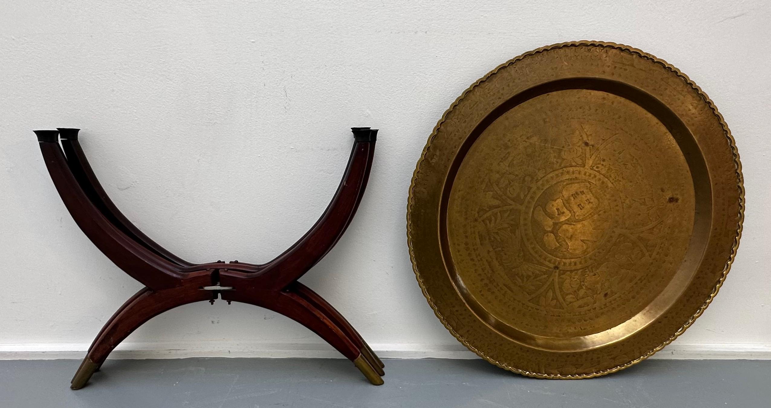 Table basse ou d'appoint pliable en laiton gravé à pattes d'araignée des années 1960 de Hong Kong en vente 1