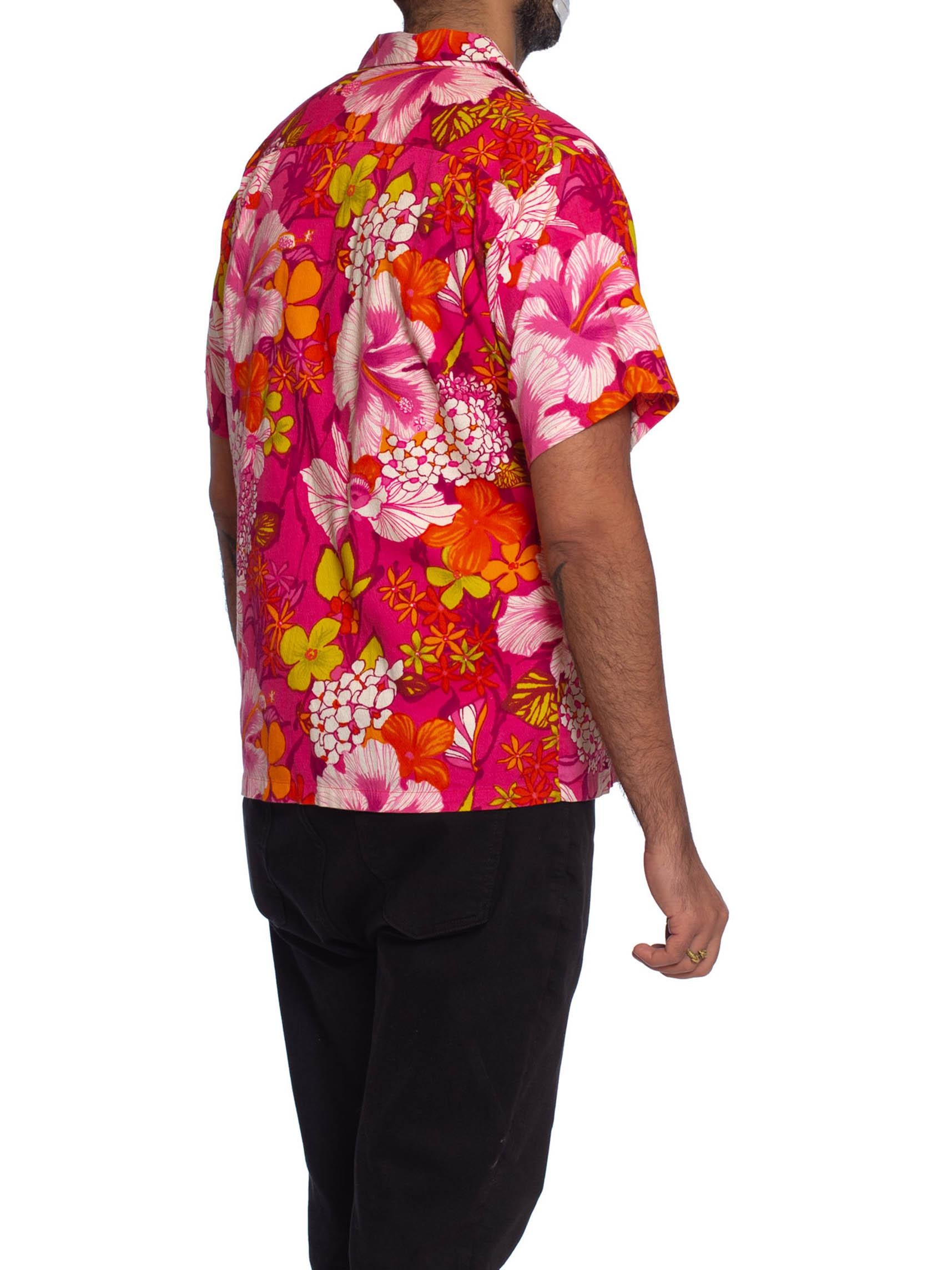 1960S Hot Pink Cotton Barkcloth Men's Hawaiian Tropical Print Shirt In Excellent Condition In New York, NY