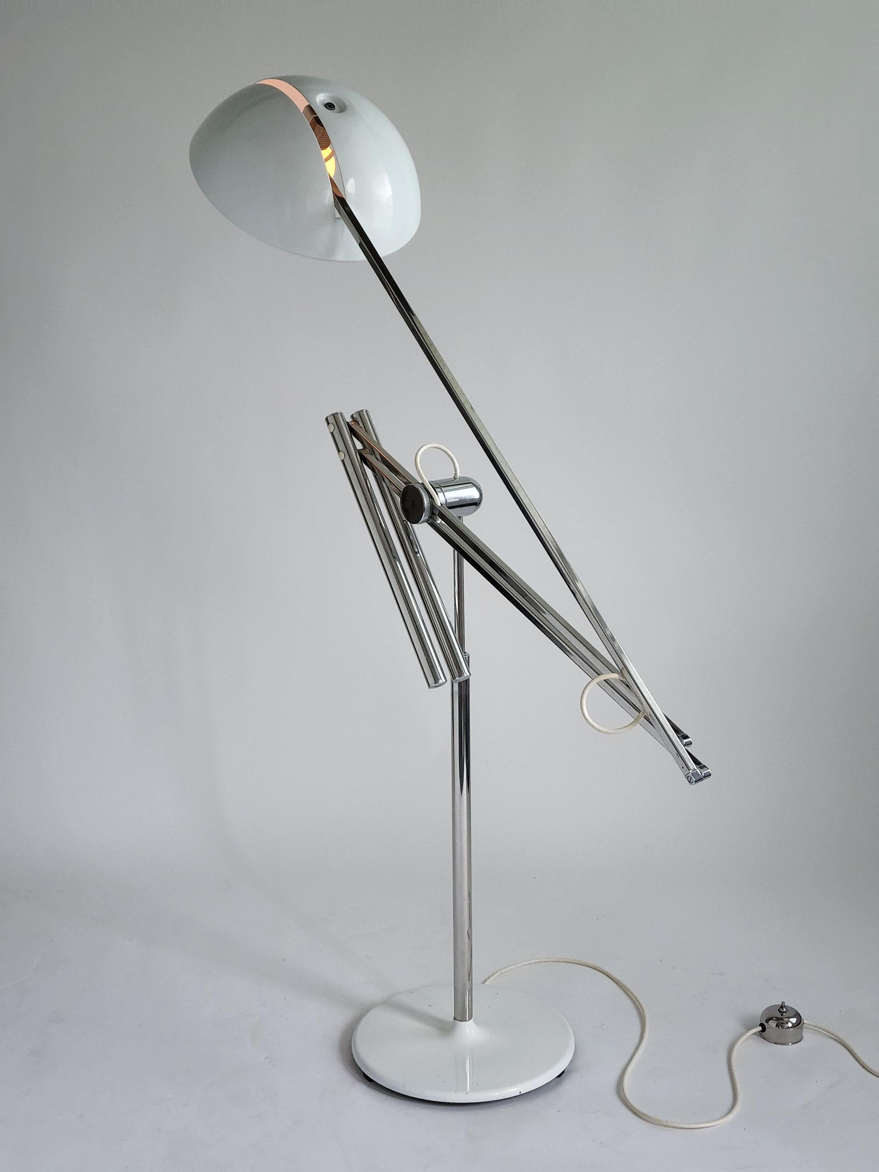 Rare massive cantilever / counterweight floor lamp, model 633 from Reggiani. 

Well made sturdy construction. Counterweight mechanism works smooth and tight. See video. 

Shade measure 14 in. wide and flip 180 degree from downward reading