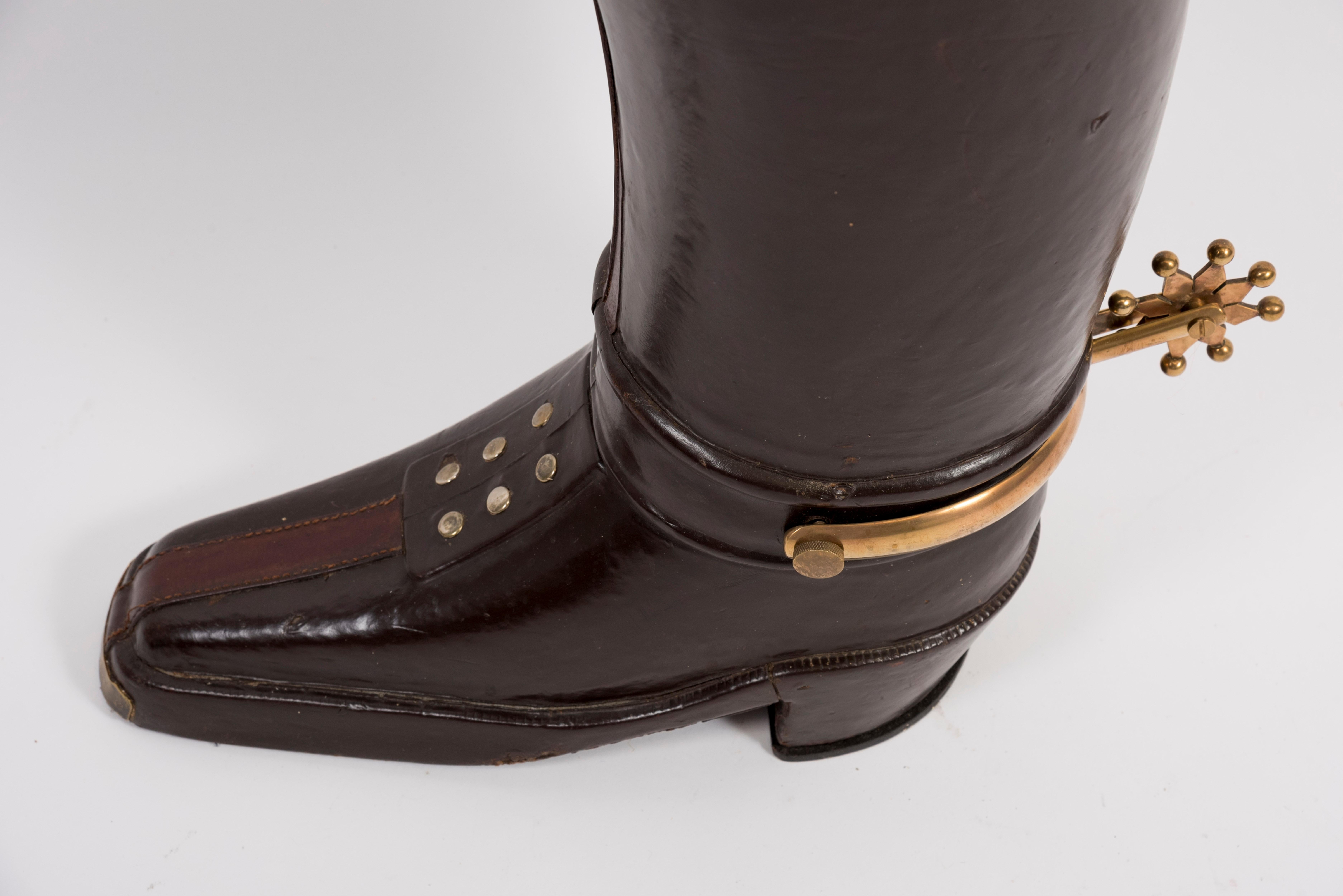 Großer Schirmständer aus den 1960er Jahren, Gucci zugeschrieben „Leder Stiefel“ (Metall) im Angebot