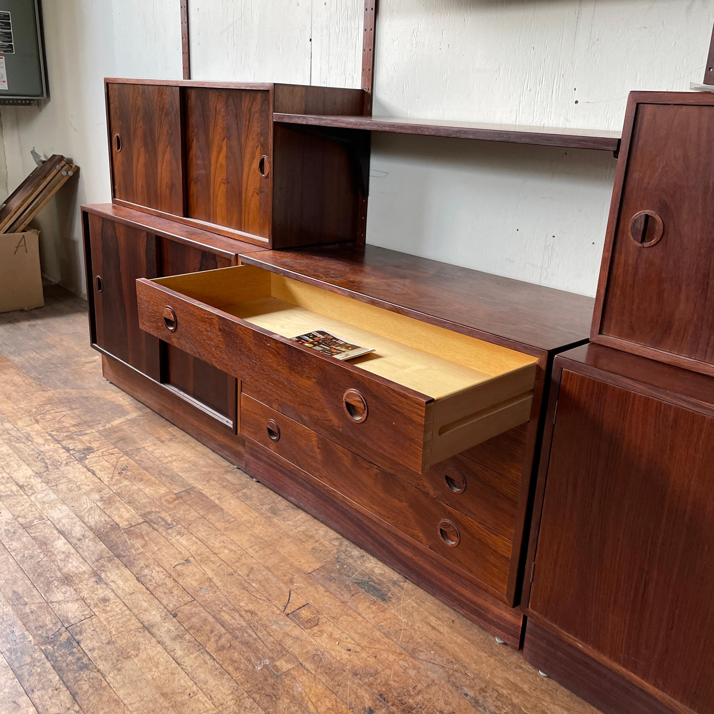 1960s Hundevad Rosewood Danish Modern Modular Wall Unit In Good Condition For Sale In Media, PA