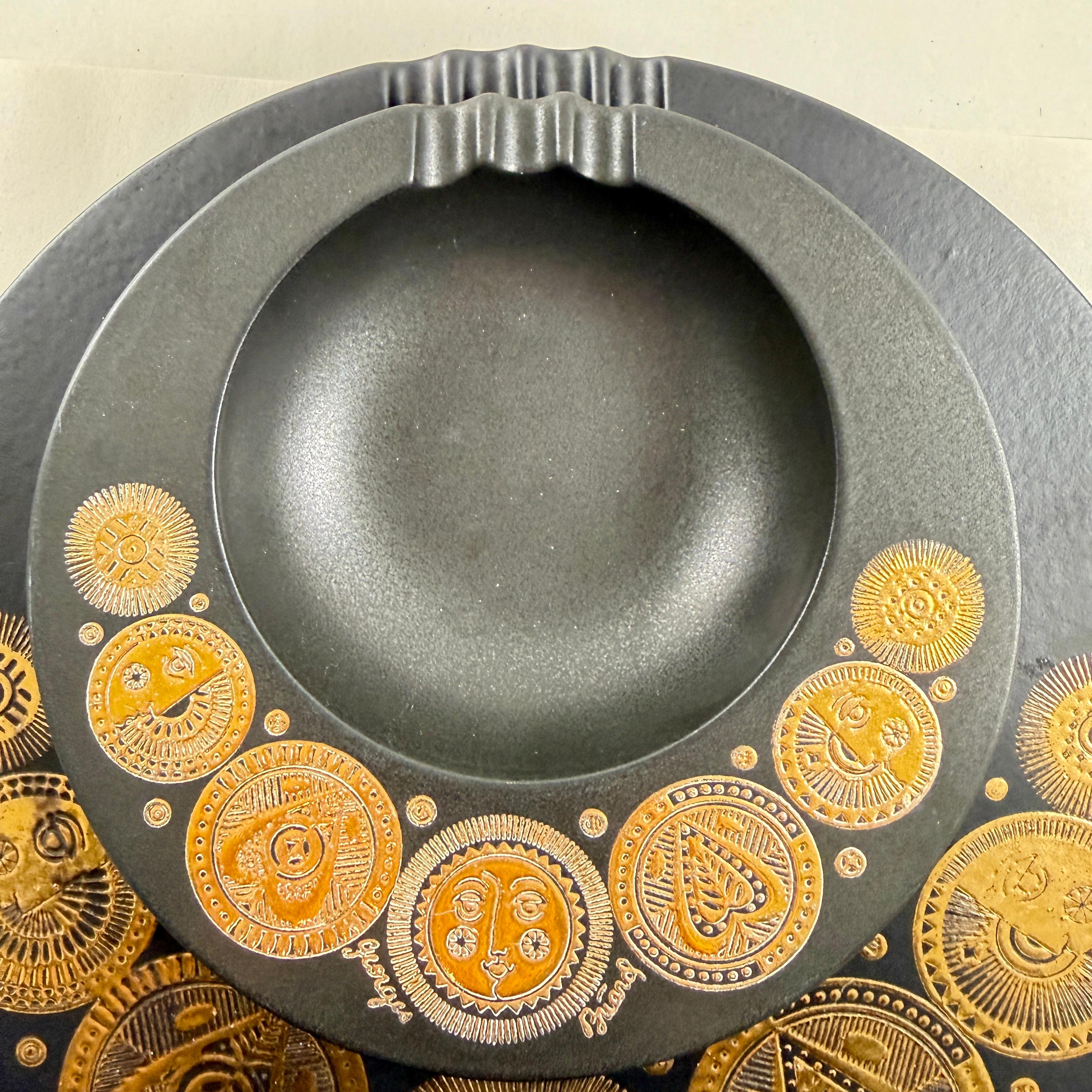 Cendriers Briard en porcelaine noire et émail doré des années 1960 Hyalyn, set/2 en vente 4