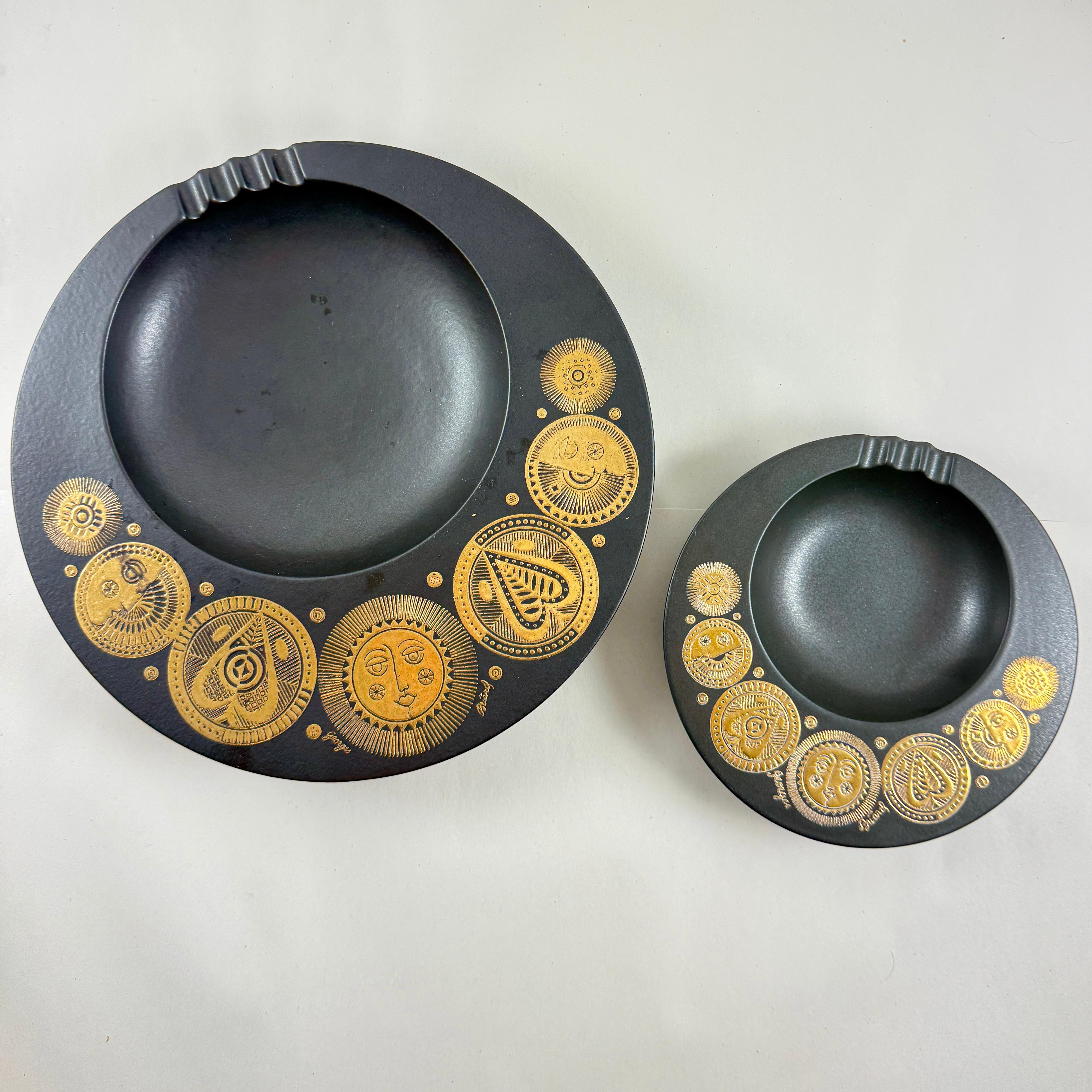 Ensemble de deux cendriers en poterie de l'époque du milieu du siècle, conçus par Georges Briard pour Hyalyn Porcelain, début des années 1960.

Les cendriers emboîtables en biscuit noir sont de la ligne Midas.

Rond avec un motif céleste de