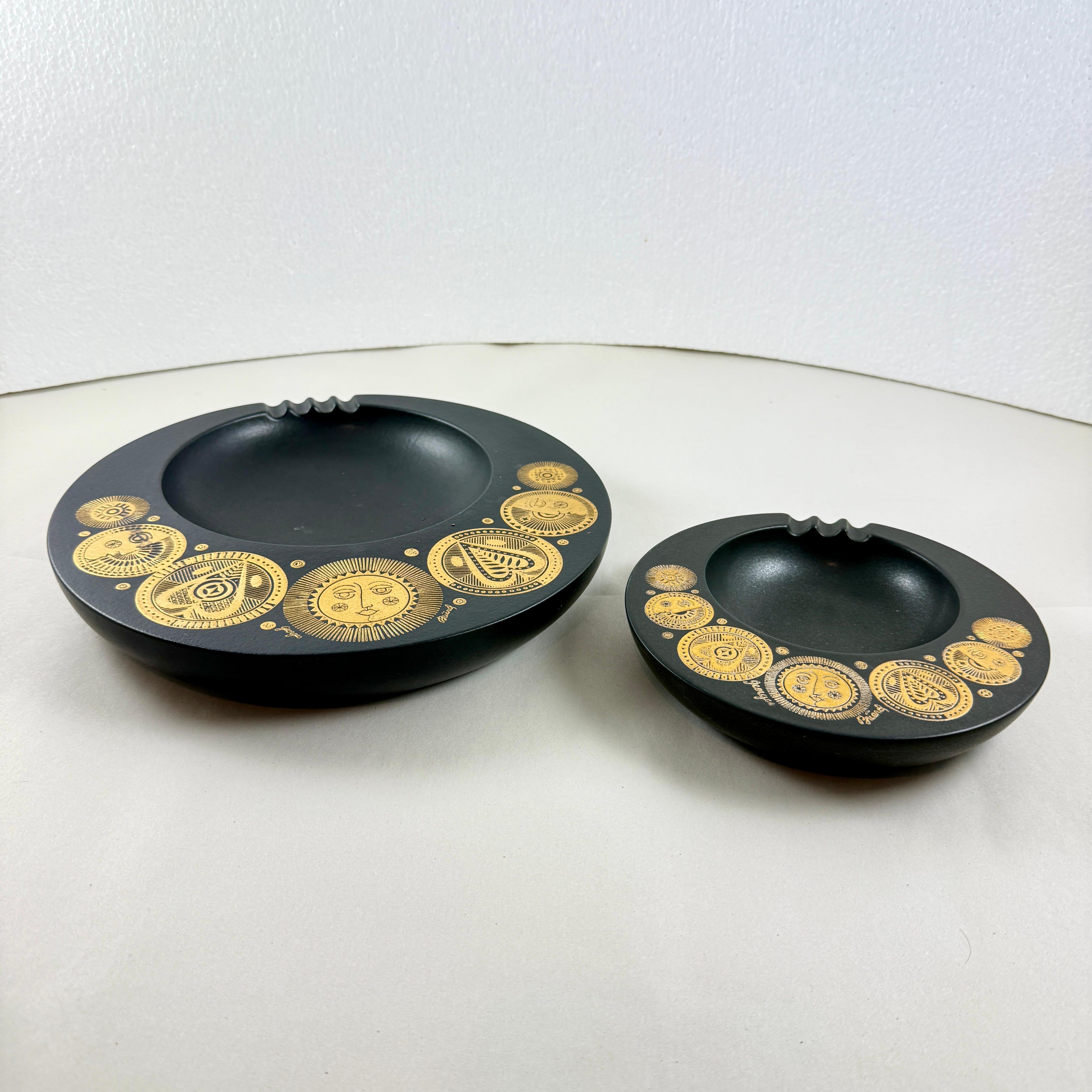 Mid-Century Modern Cendriers Briard en porcelaine noire et émail doré des années 1960 Hyalyn, set/2 en vente