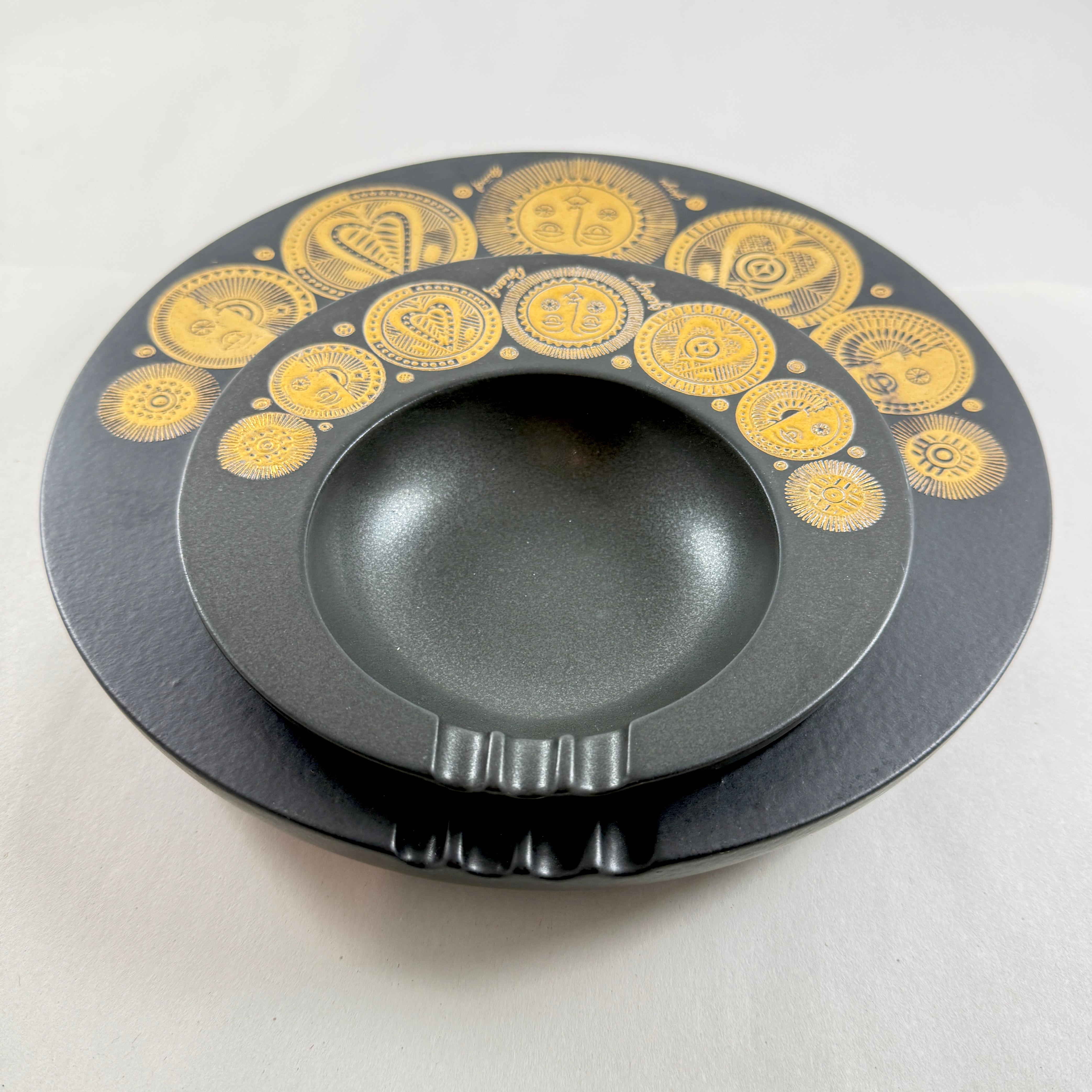 Américain Cendriers Briard en porcelaine noire et émail doré des années 1960 Hyalyn, set/2 en vente