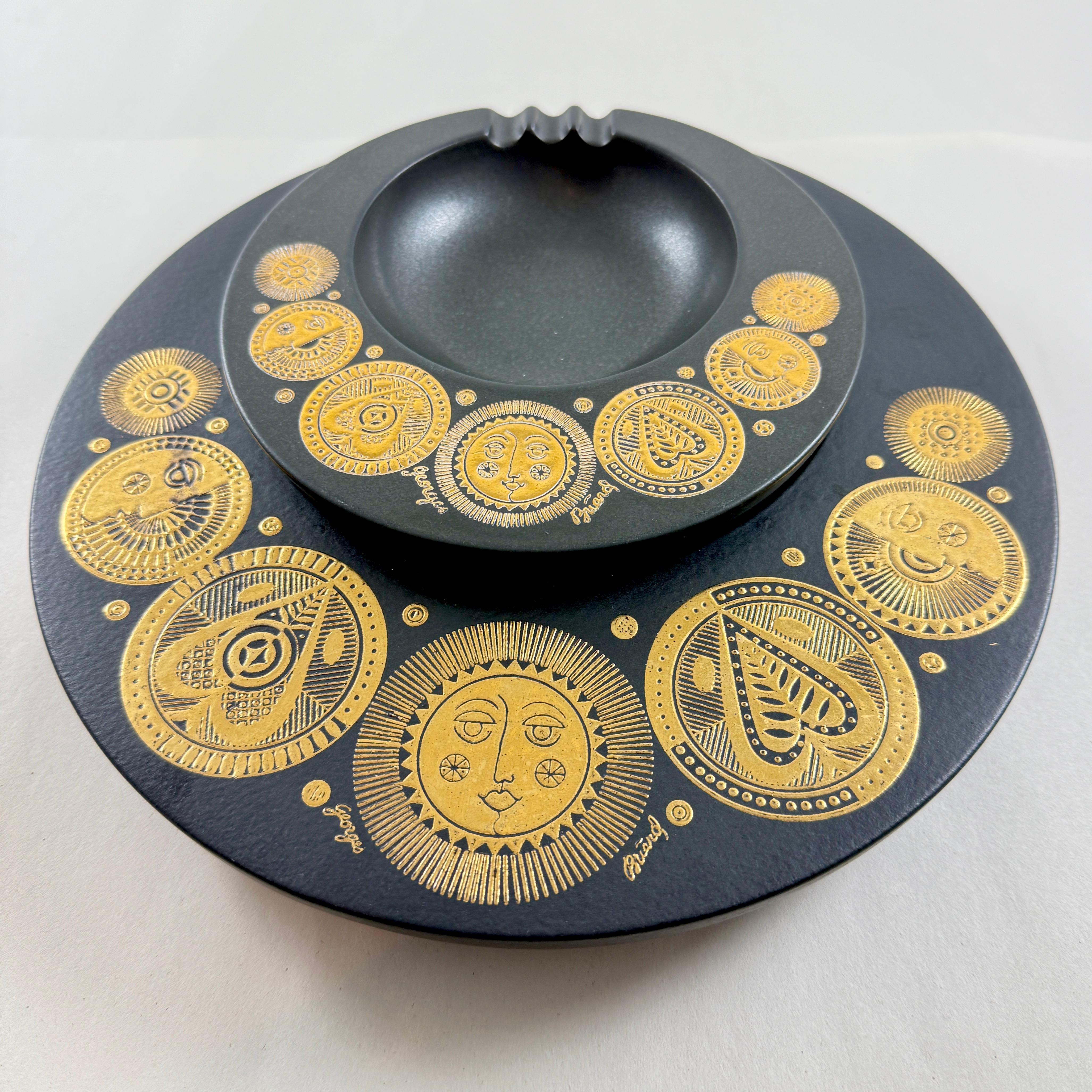 Émaillé Cendriers Briard en porcelaine noire et émail doré des années 1960 Hyalyn, set/2 en vente