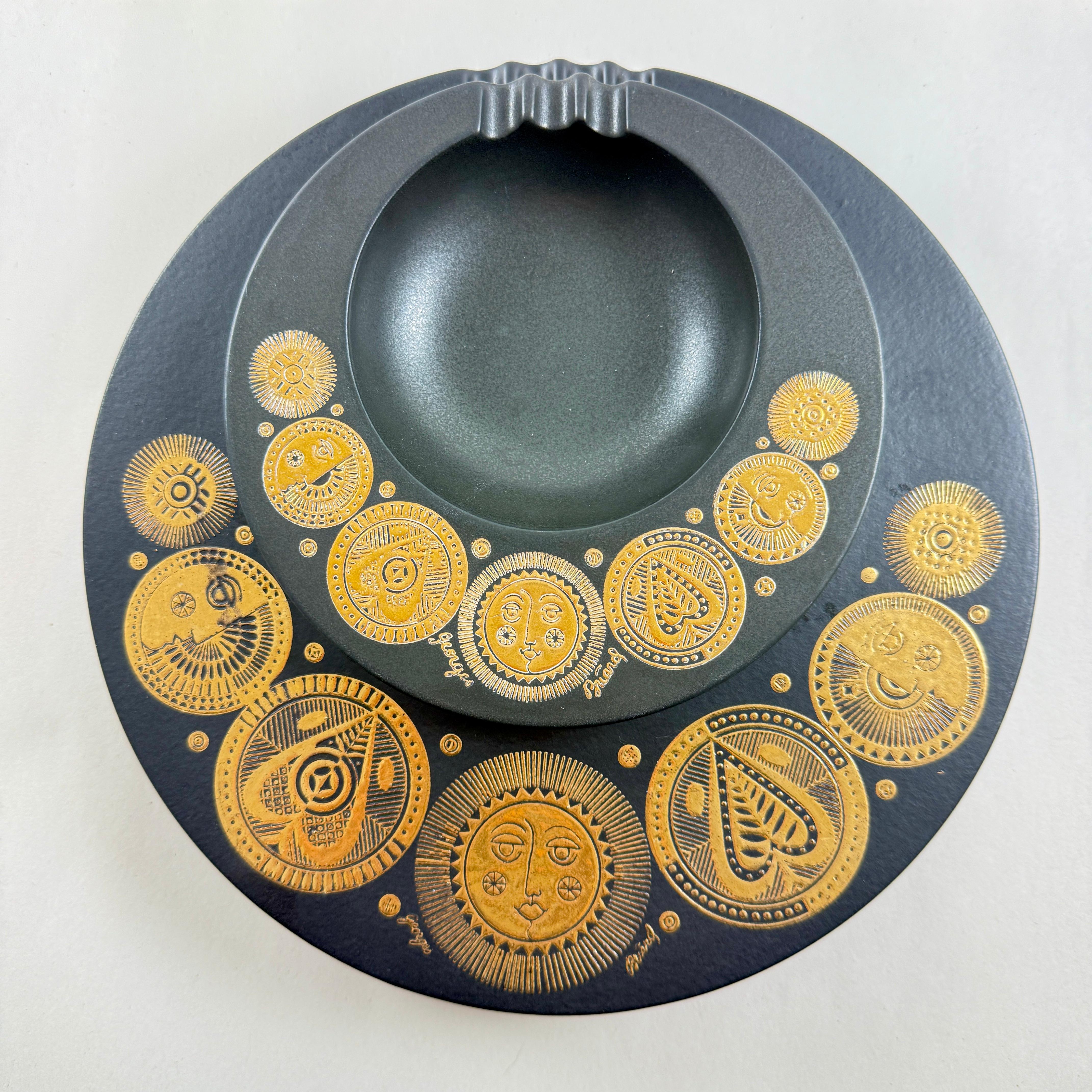 Cendriers Briard en porcelaine noire et émail doré des années 1960 Hyalyn, set/2 Bon état - En vente à Philadelphia, PA