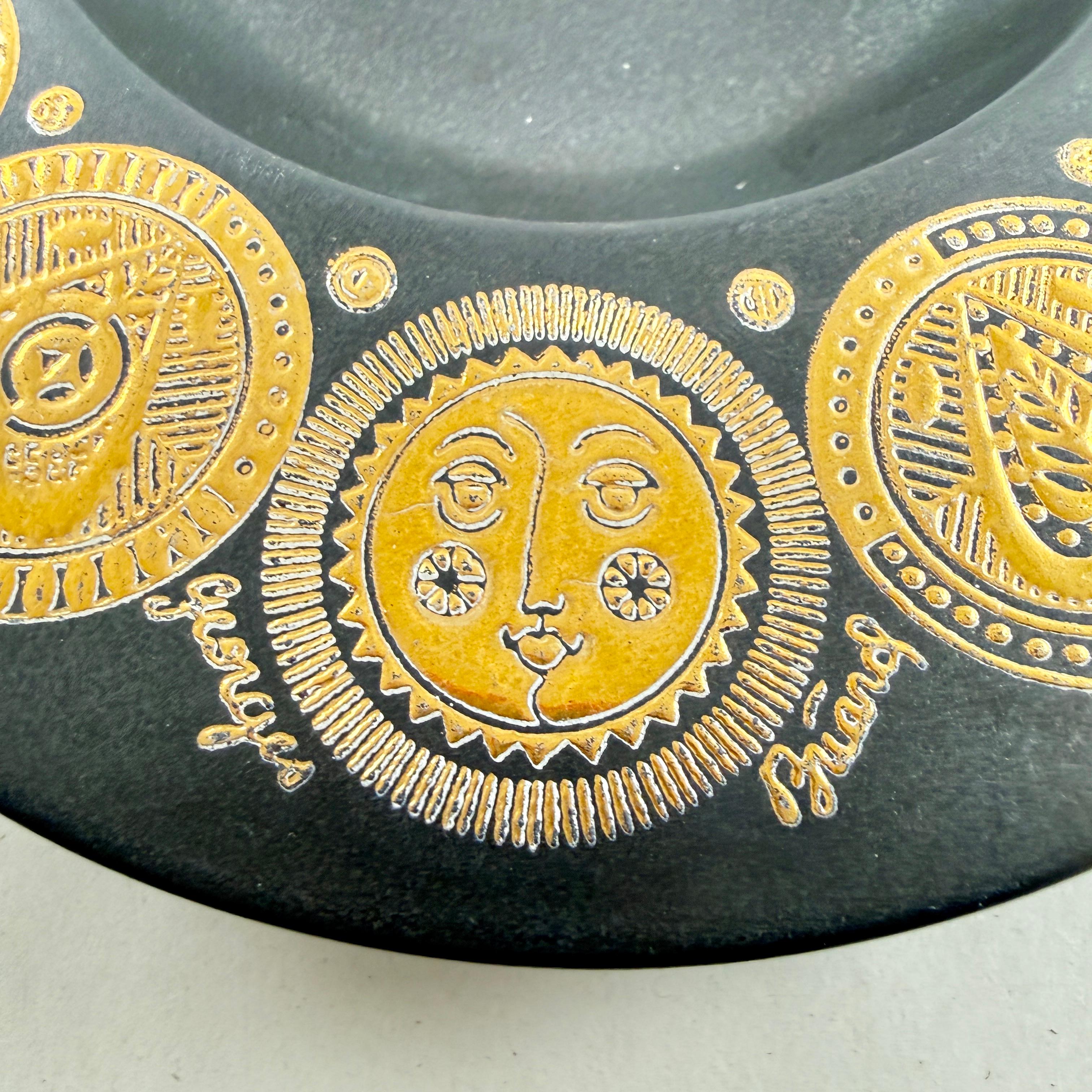 Milieu du XXe siècle Cendriers Briard en porcelaine noire et émail doré des années 1960 Hyalyn, set/2 en vente