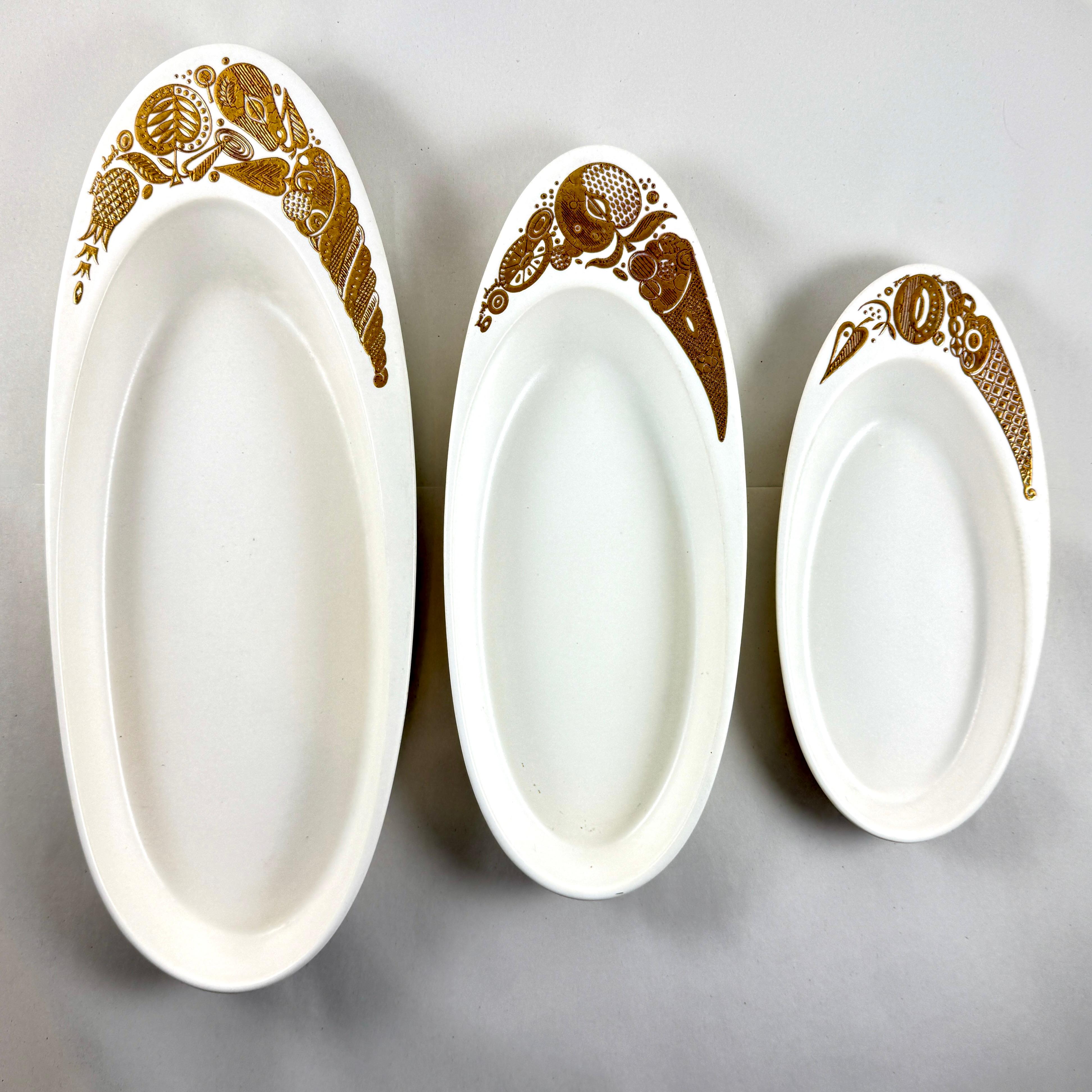 
Dans le motif Cornucopia, un ensemble de trois serveurs gigognes ovales conçus par Georges Briard pour Hyalyn Porcelain, vers le début des années 1960.

Le modèle Cornucopia fait partie de la ligne Midas de Briard.
Pot en biscuit blanc avec émail