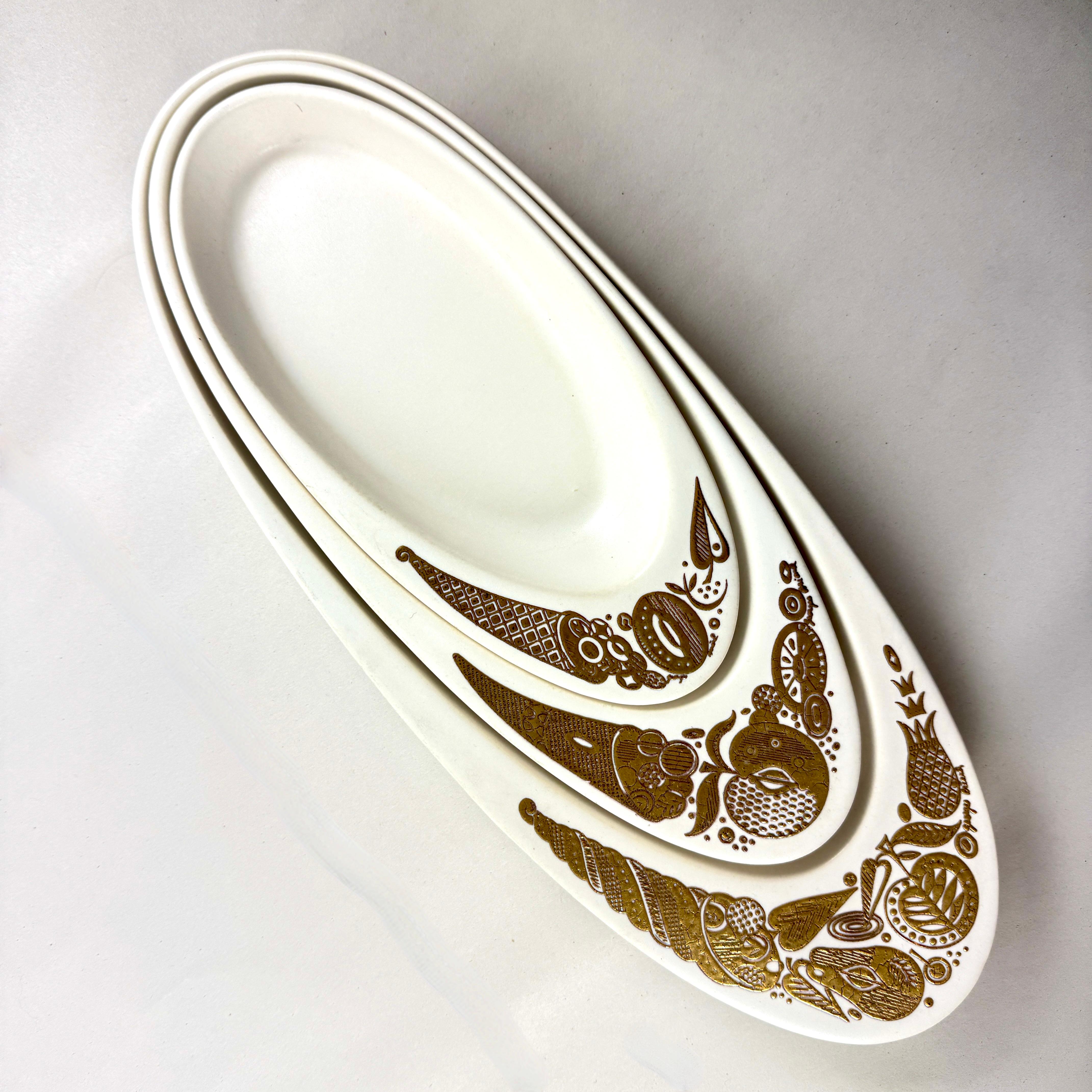 Mid-Century Modern 1960 Hyalyn Porcelain Briard Bisque Nesting Cornucopia Servers, set/3 en vente