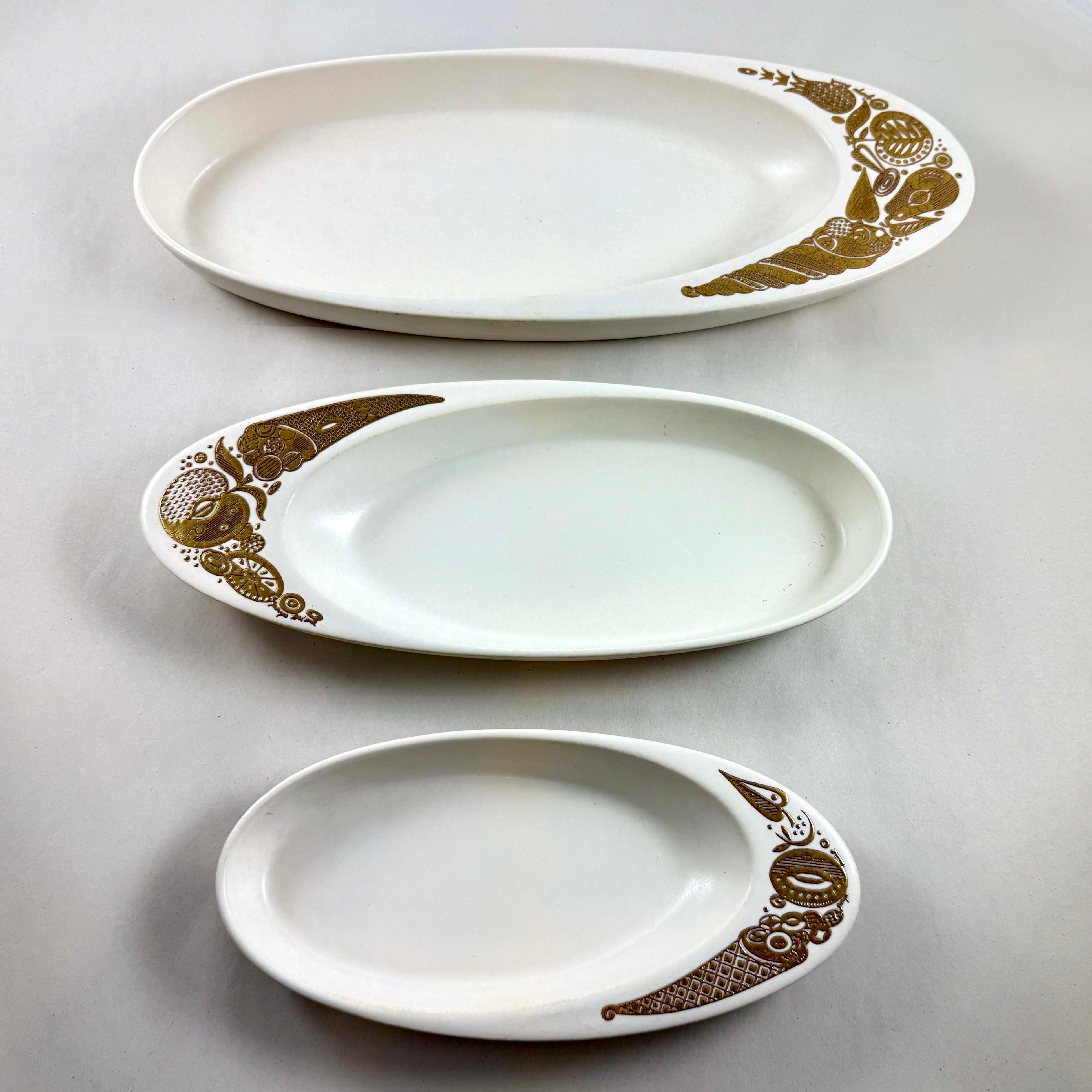 Milieu du XXe siècle 1960 Hyalyn Porcelain Briard Bisque Nesting Cornucopia Servers, set/3 en vente