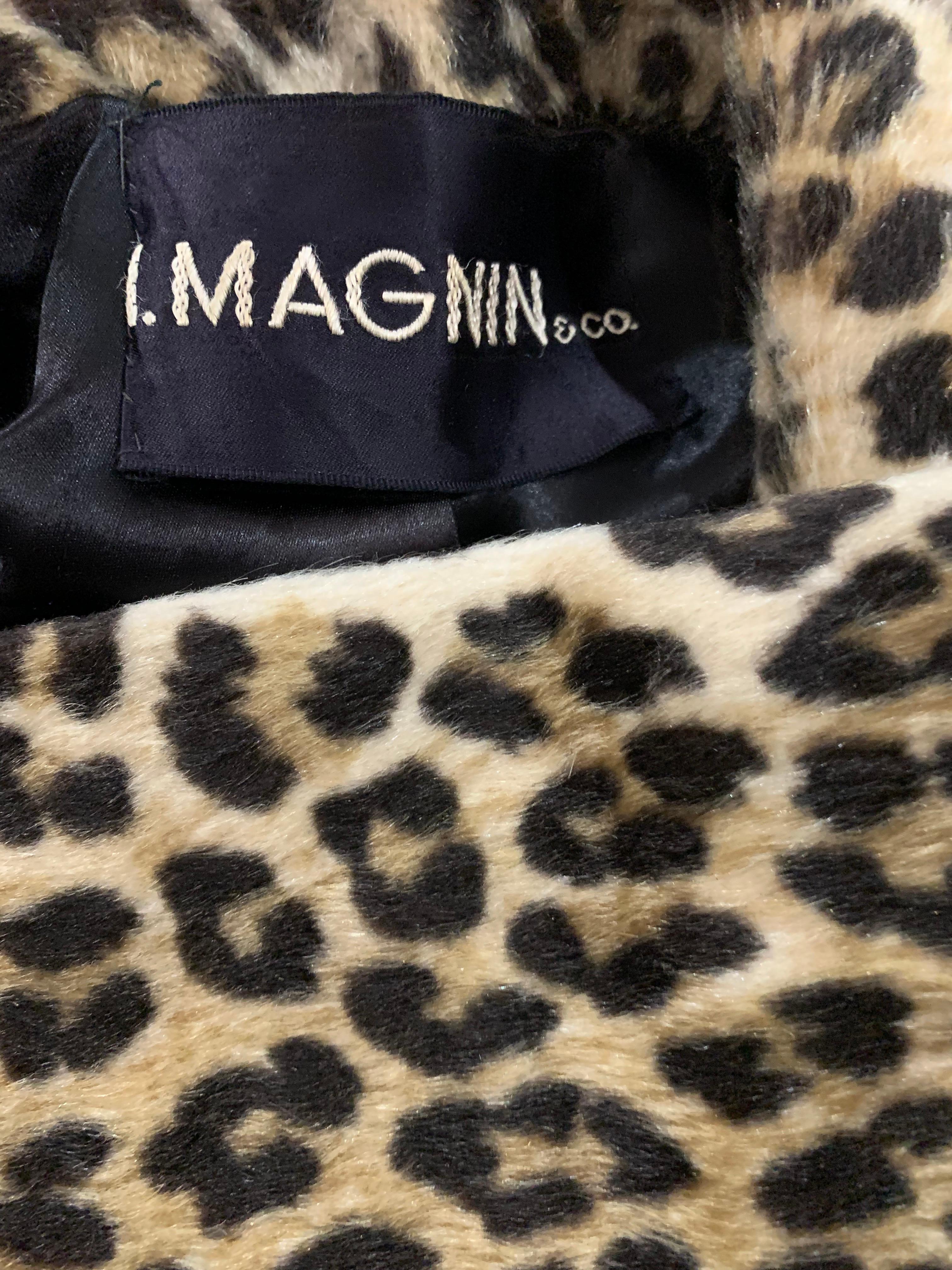 I. Magnin, années 1960, double boutonnage en fausse fourrure imprimée léopard avec col noué en vente 10