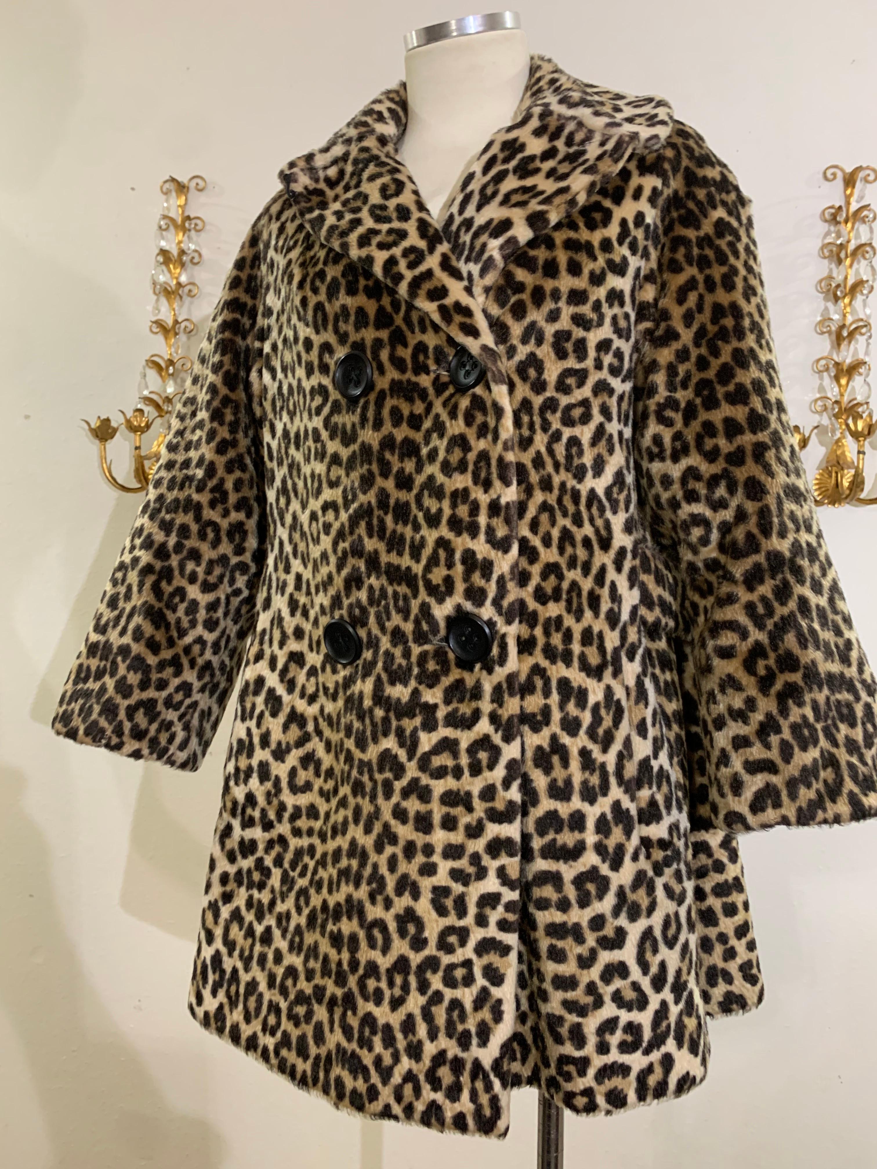 1960s Russell Taylor / I. Magnin Double-Breasted Leopard Print Faux Fur w Notched Collar :  Un manteau Puuuuurrrrr-fait pour les mois d'automne à venir, avec un poids chaud en peluche, un large col cranté, des boutons à double boutonnage et un dos