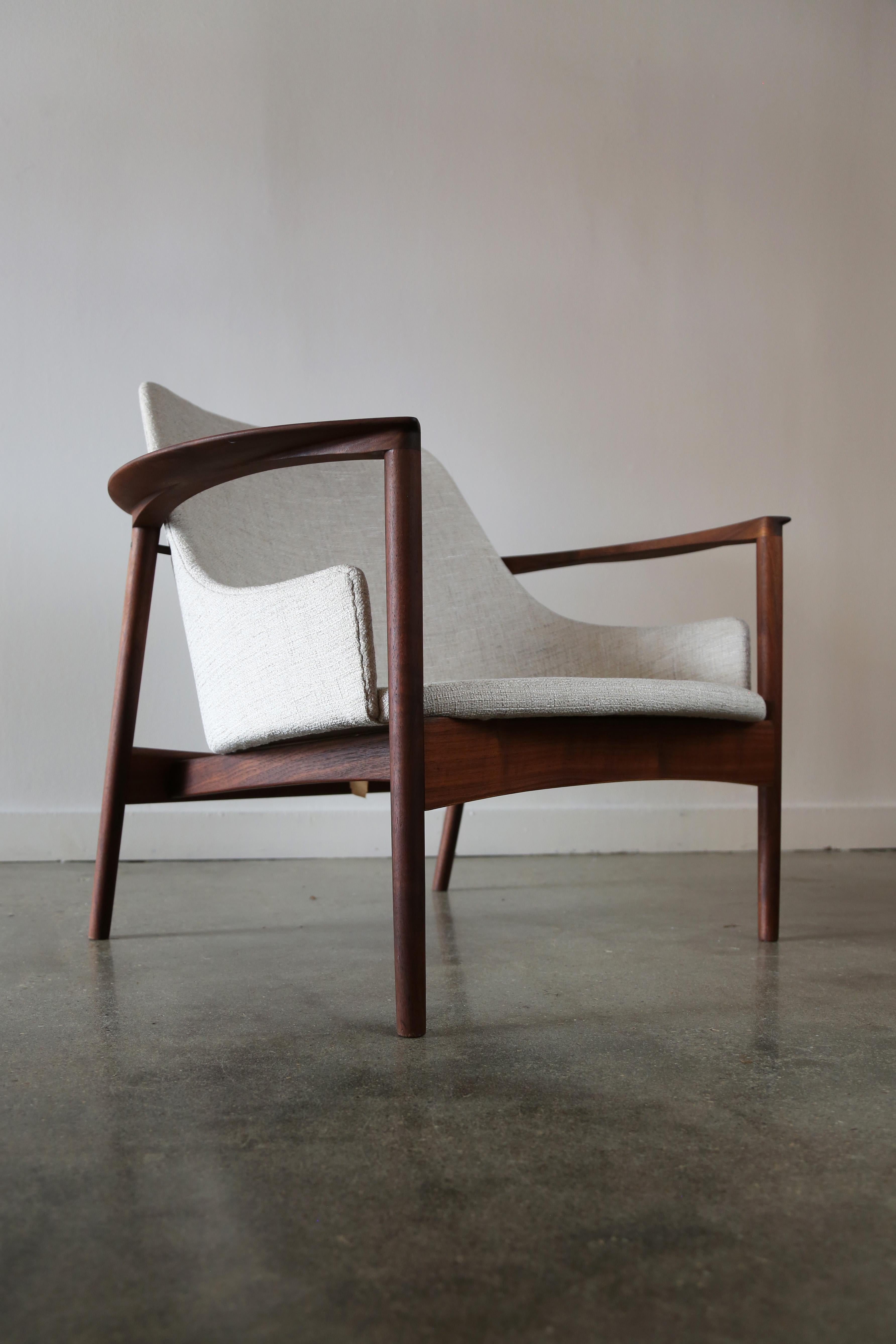1960s Ib Kofod Larsen for Selig Walnut Easy Chair Elizabeth Horseshoe en vente 3