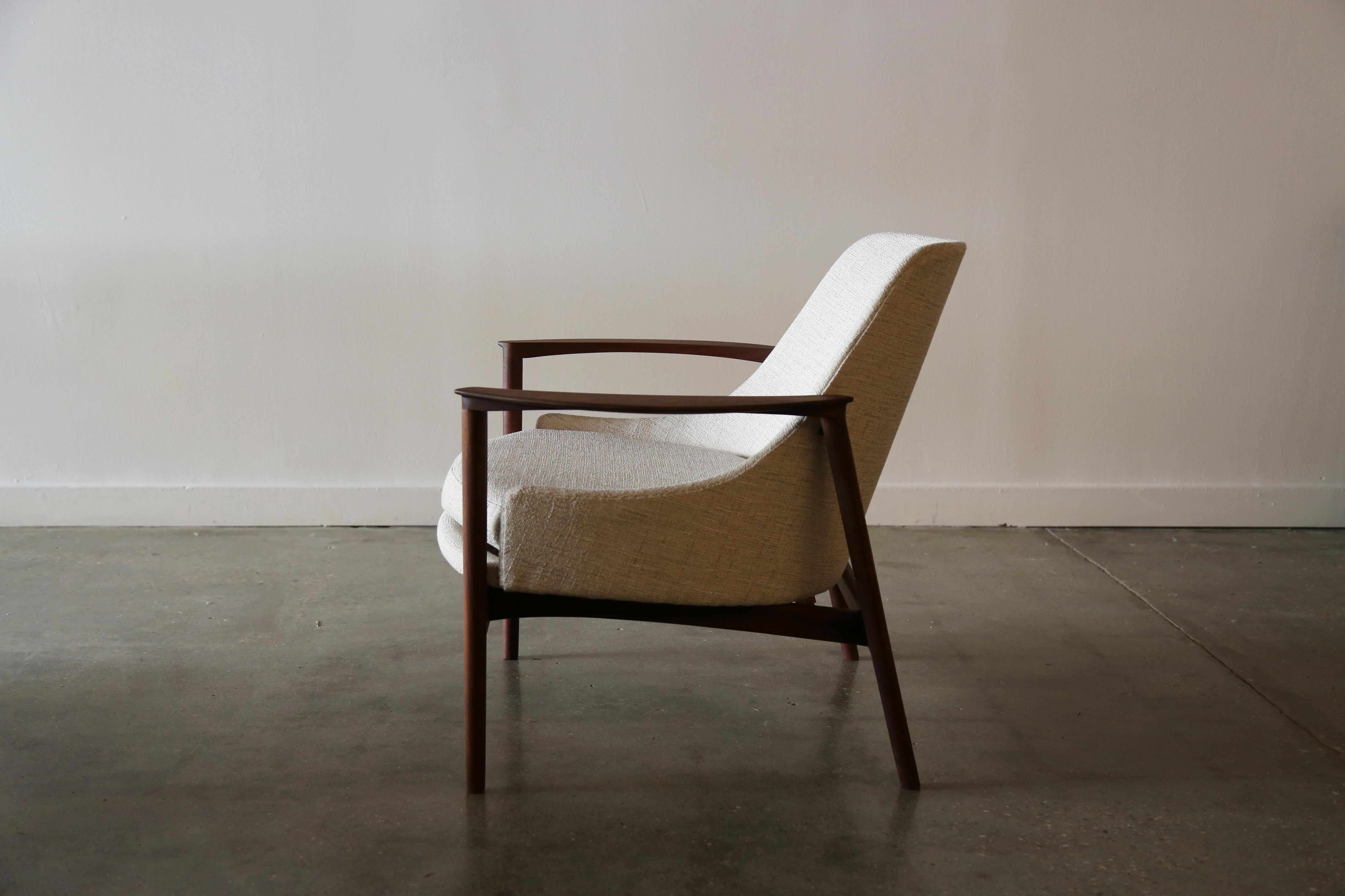 Chaise des années 1960 conçue par Ib Kofod Larsen pour Selig en noyer massif peu commun. Cette chaise, qui rappelle la chaise Ib Kofod Larsen Horseshoe et la chaise Elizabeth, est rarement commercialisée. Avec son grain de noyer exceptionnel, cette