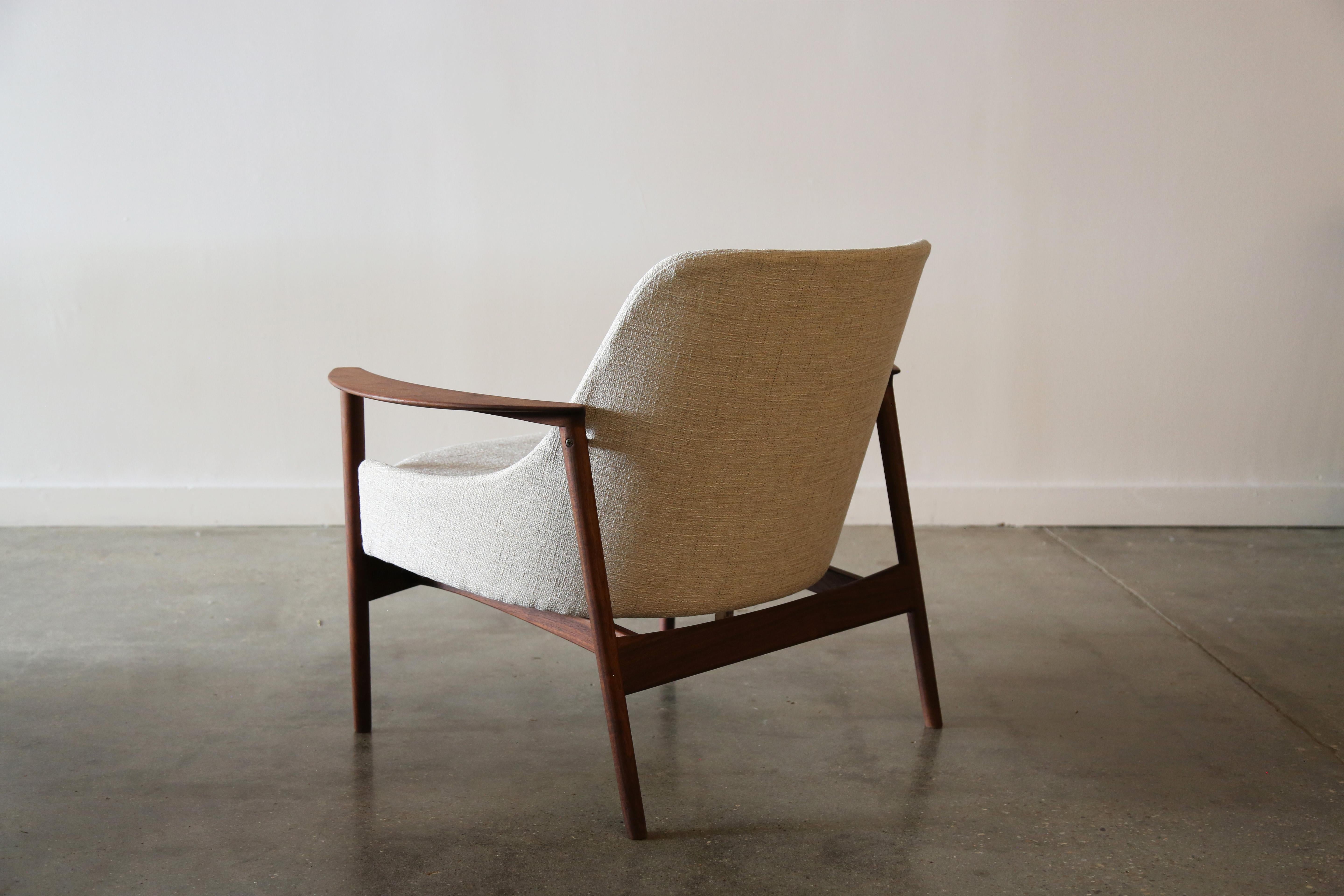 Mid-Century Modern 1960s Ib Kofod Larsen for Selig Walnut Easy Chair Elizabeth Horseshoe en vente